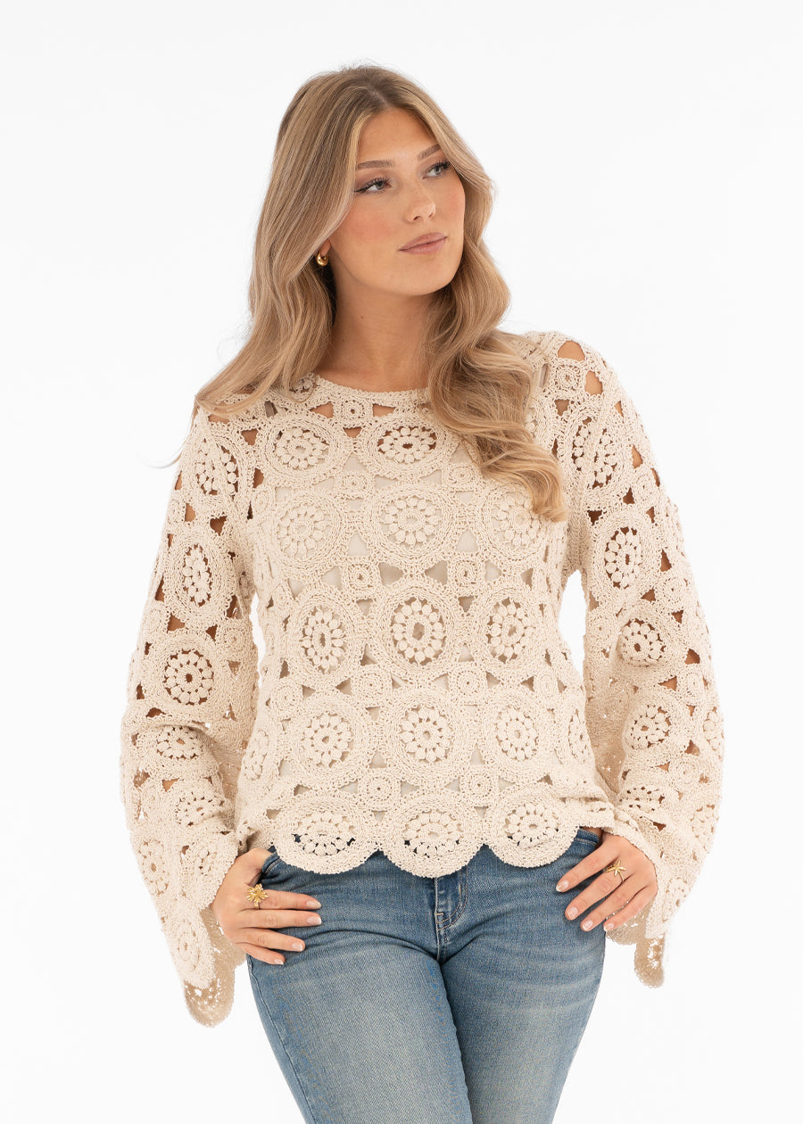 Naisten boheemi virkattu luonnonvalkoinen neule, paksu mutta läpikuultava materiaali, irrallinen alustoppi, trumpettihihat ja venepääntie