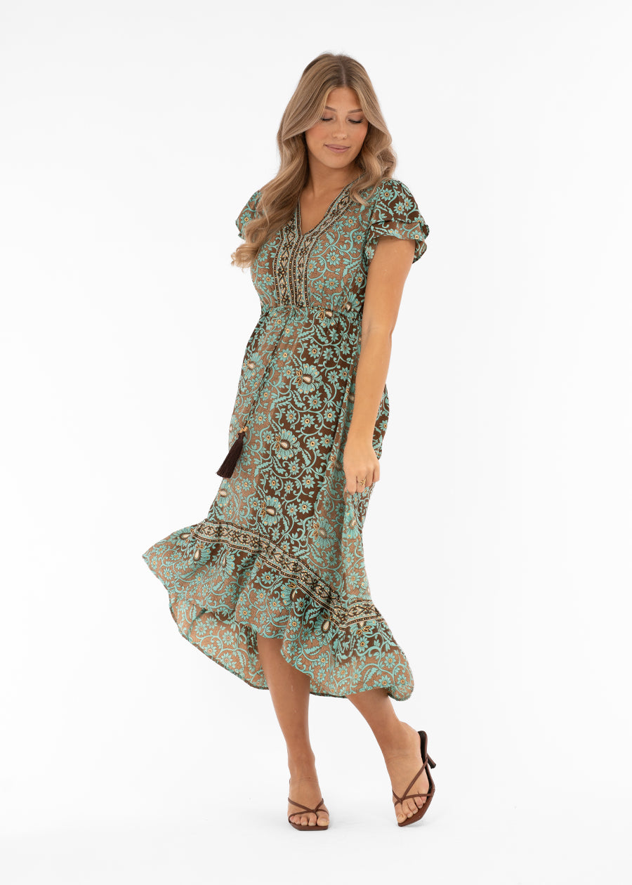 Naisten boheemi kukkamekko, A-linja, frillahelma, perhoshihat, V-pääntie edessä ja takana, tupsunauhat ja joustava vyötärö