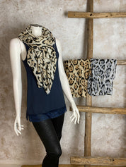 Ilmeikäs huivi ohutta läpikuultavaa kangasta, leopardikuosi kultaisilla yksityiskohdilla, kevyt ja monikäyttöinen asuste