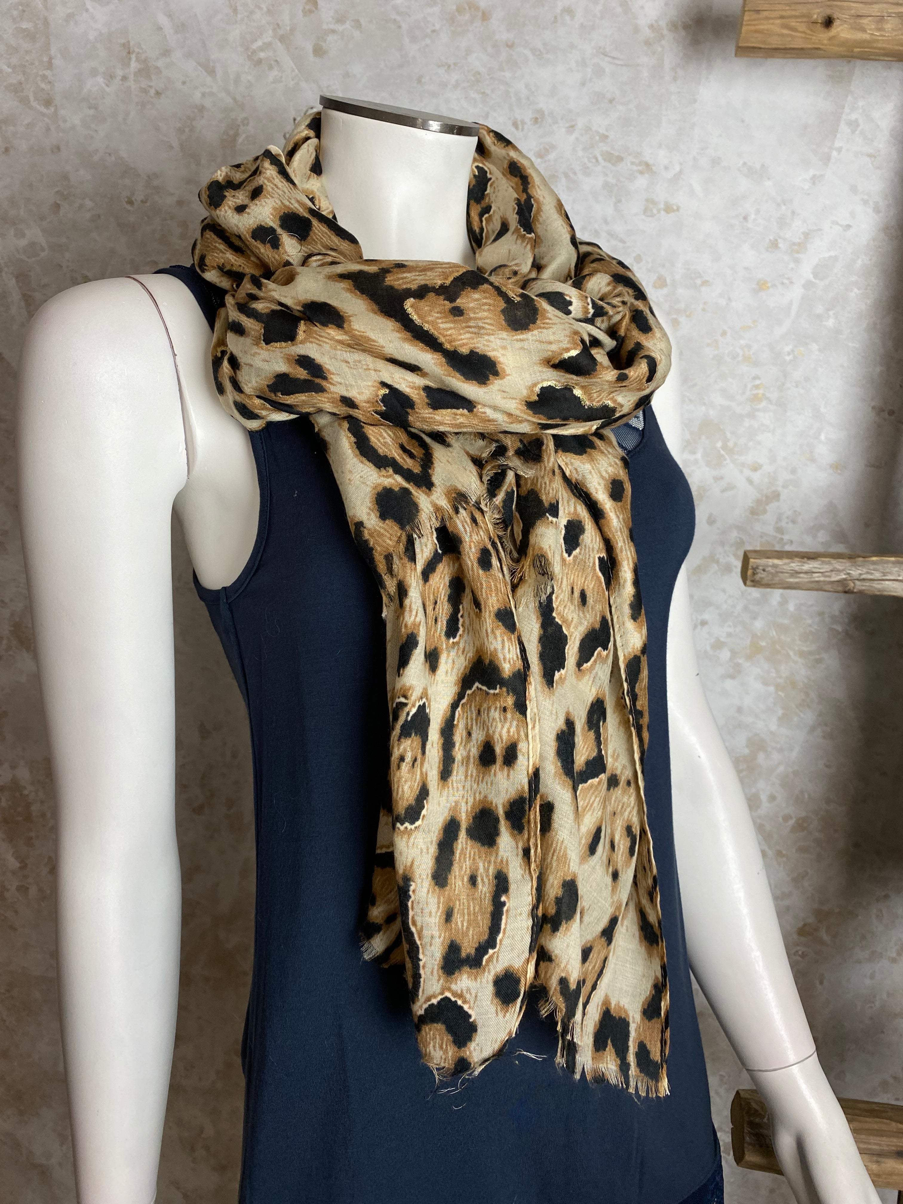 Ilmeikäs huivi ohutta läpikuultavaa kangasta, leopardikuosi kultaisilla yksityiskohdilla, kevyt ja monikäyttöinen asuste