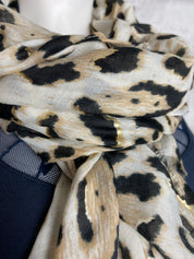 Ilmeikäs huivi ohutta läpikuultavaa kangasta, leopardikuosi kultaisilla yksityiskohdilla, kevyt ja monikäyttöinen asuste