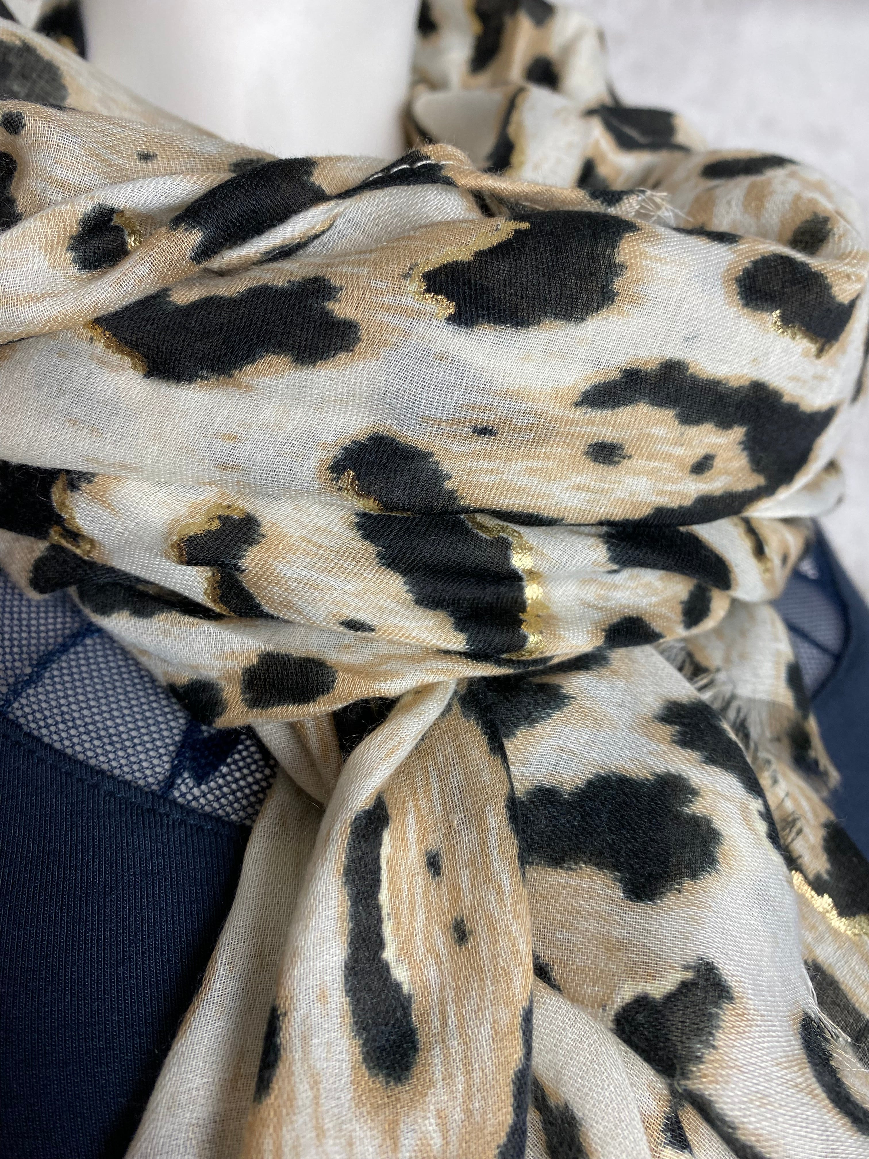 Ilmeikäs huivi ohutta läpikuultavaa kangasta, leopardikuosi kultaisilla yksityiskohdilla, kevyt ja monikäyttöinen asuste