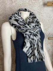 Ilmeikäs huivi ohutta läpikuultavaa kangasta, leopardikuosi kultaisilla yksityiskohdilla, kevyt ja monikäyttöinen asuste