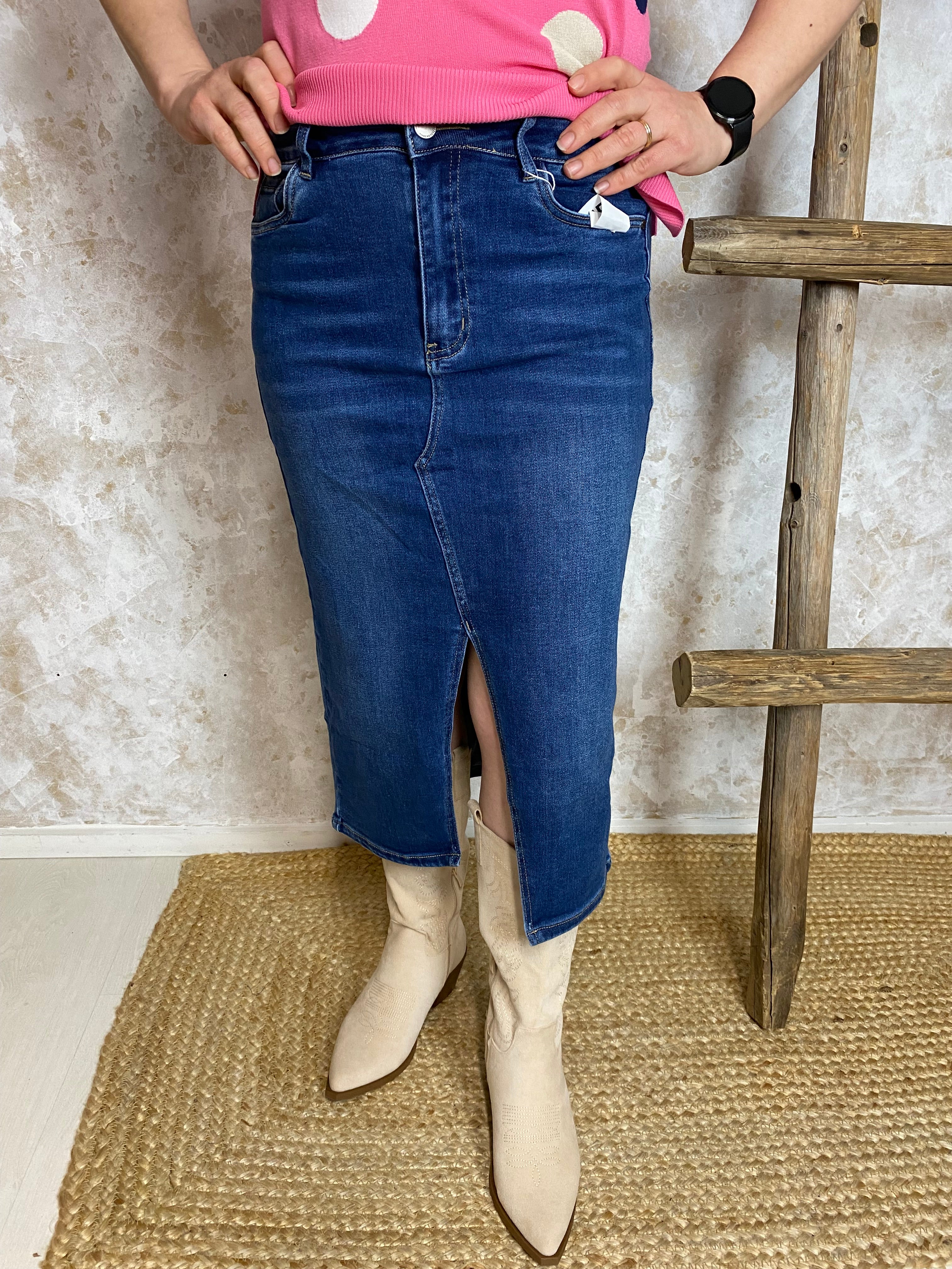 Naisten hieman A-linjainen farkkuhame, erittäin joustava stretch-materiaali, edessä pitkä halkio, taskut edessä ja takana, nappi- ja vetoketjukiinnitys