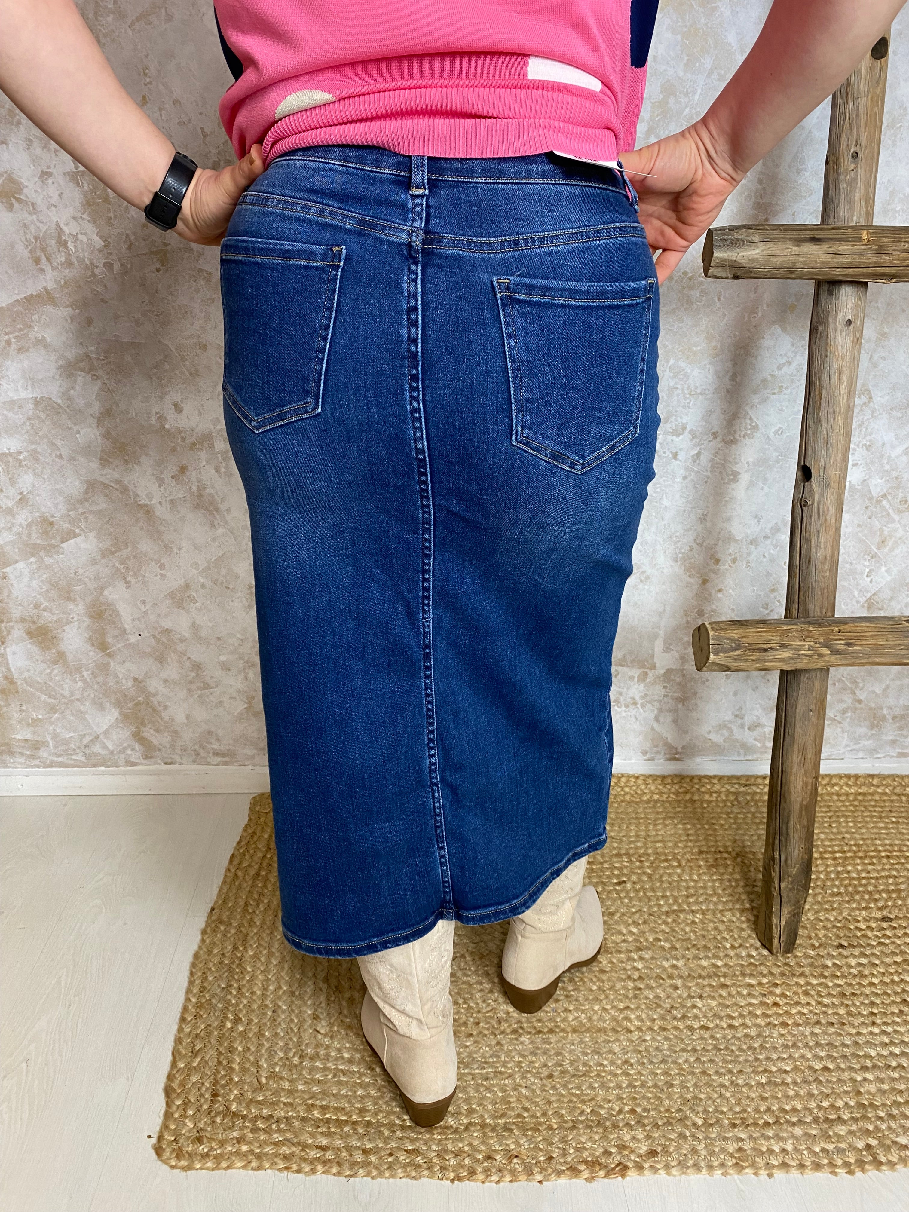 Naisten hieman A-linjainen farkkuhame, erittäin joustava stretch-materiaali, edessä pitkä halkio, taskut edessä ja takana, nappi- ja vetoketjukiinnitys