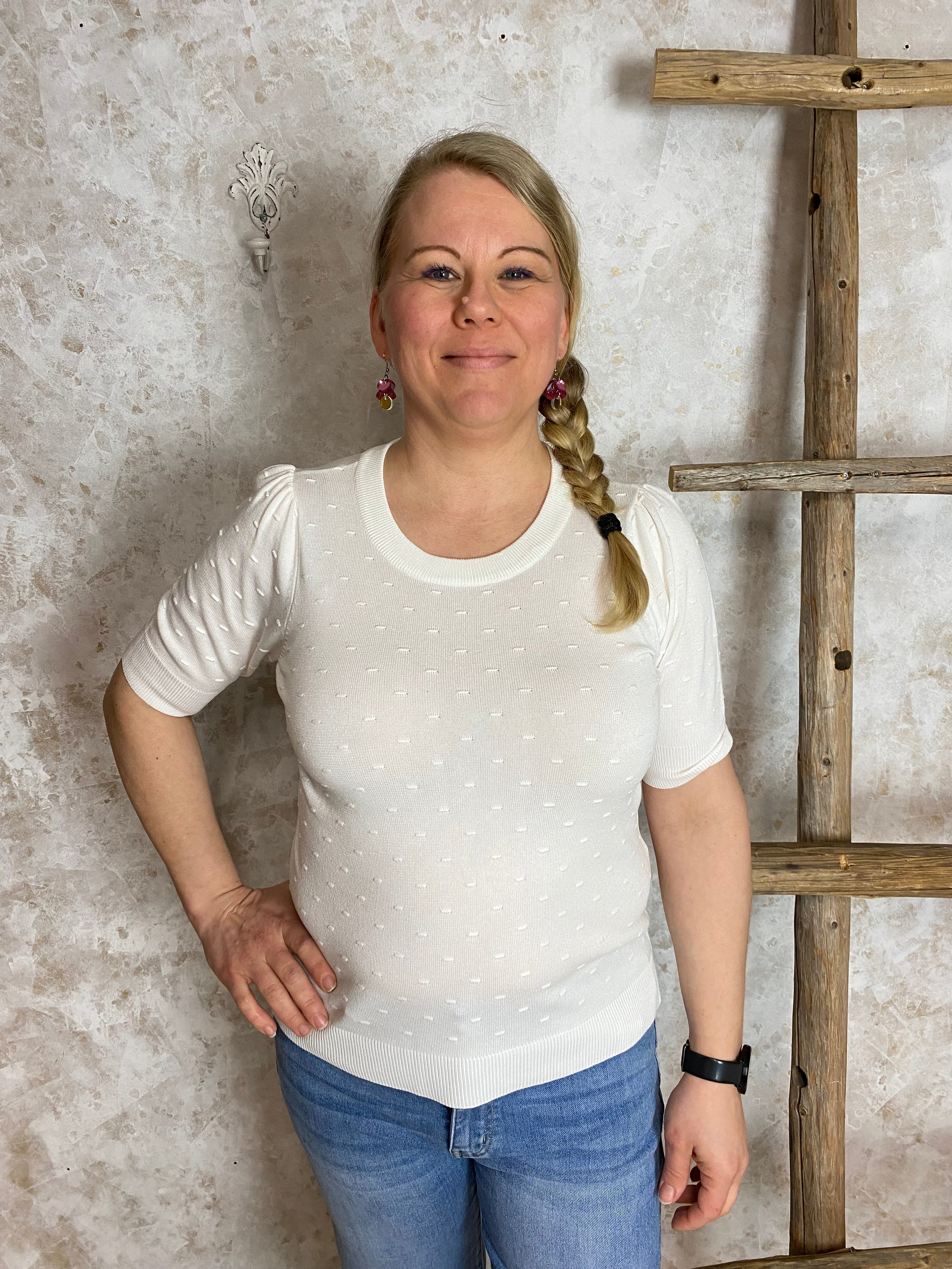 Naisten valkoinen ohut neule kohokuvioilla, suora malli, lyhyet leveät hihat, O-pääntie, resorit ja halkiot helmassa