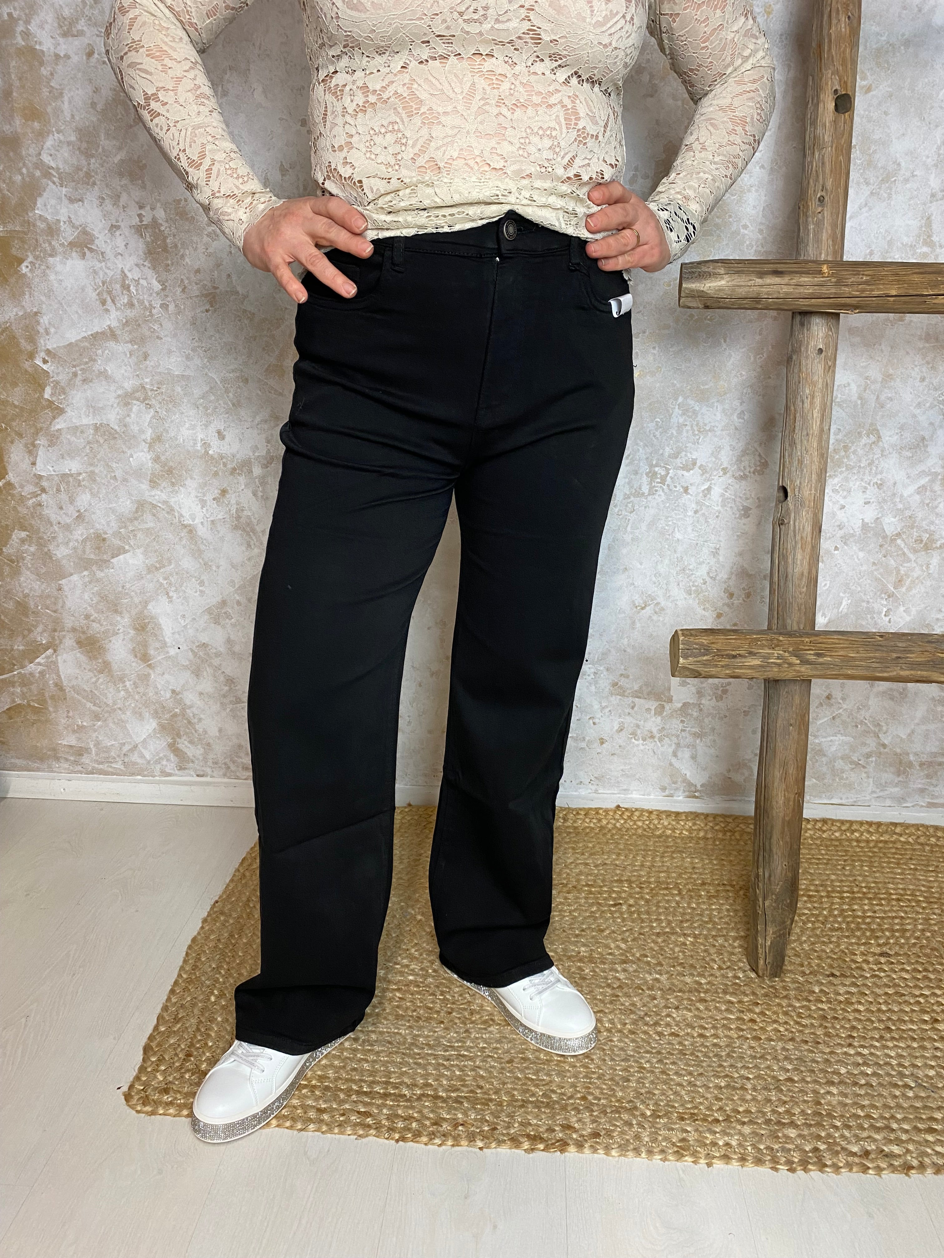 Naisten stretch-farkut, erittäin joustava materiaali, korkea vyötärö, leveä suora lahje, nappi- ja vetoketju sekä taskut