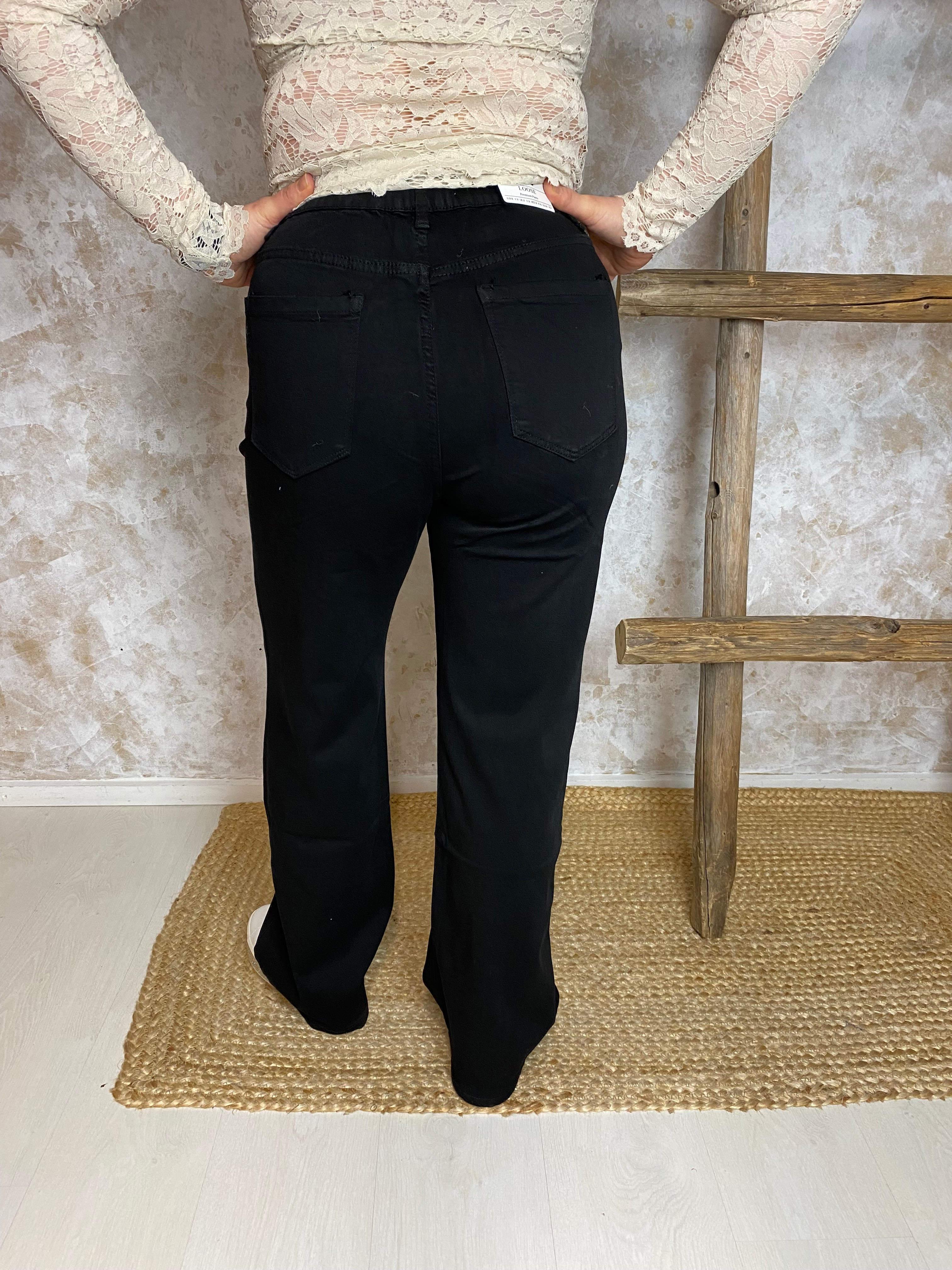 Naisten stretch-farkut, erittäin joustava materiaali, korkea vyötärö, leveä suora lahje, nappi- ja vetoketju sekä taskut