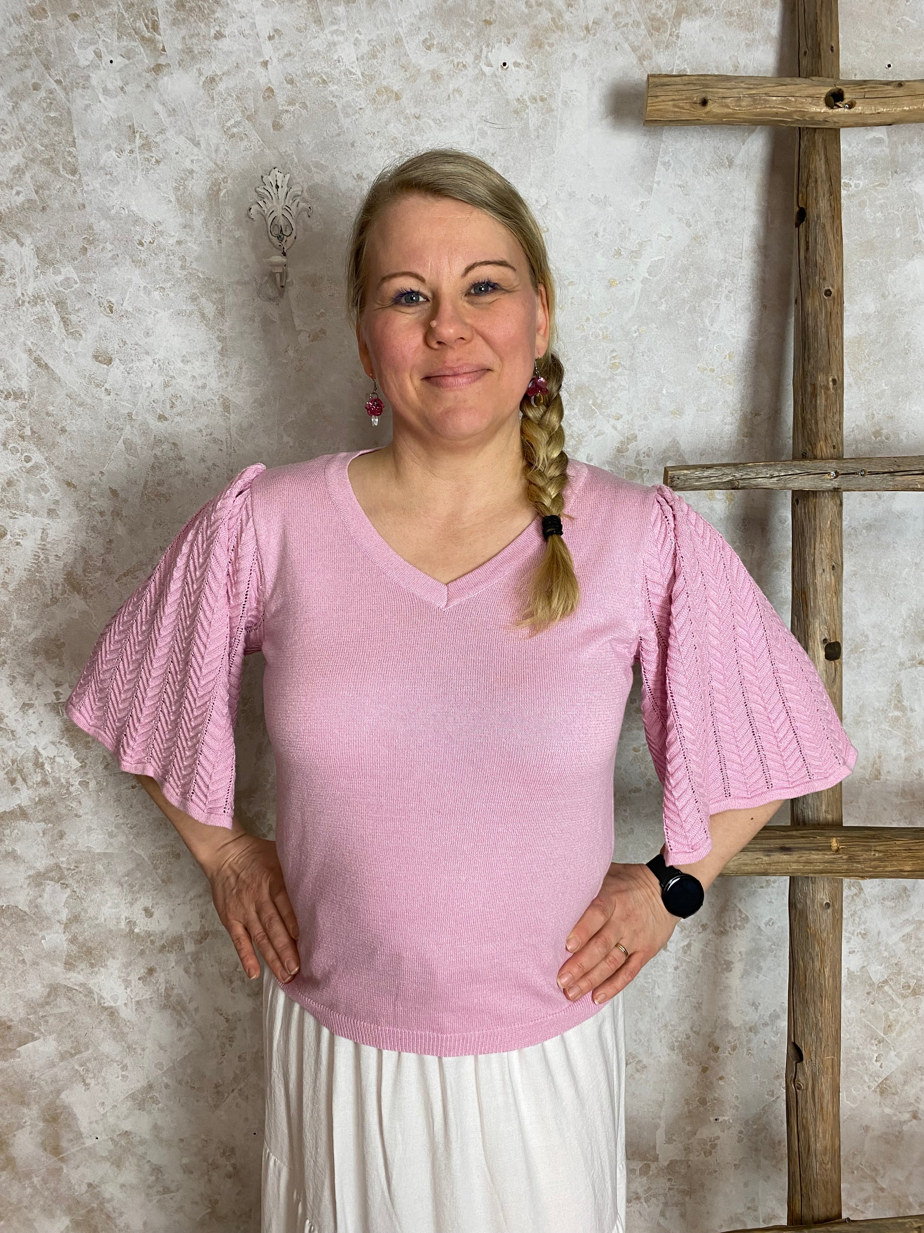 Naisten ihanan naisellinen neule, pehmeä materiaali, puhvihihat kirjailulla, kapeneva helma, lyhyet halkiot ja V-pääntie