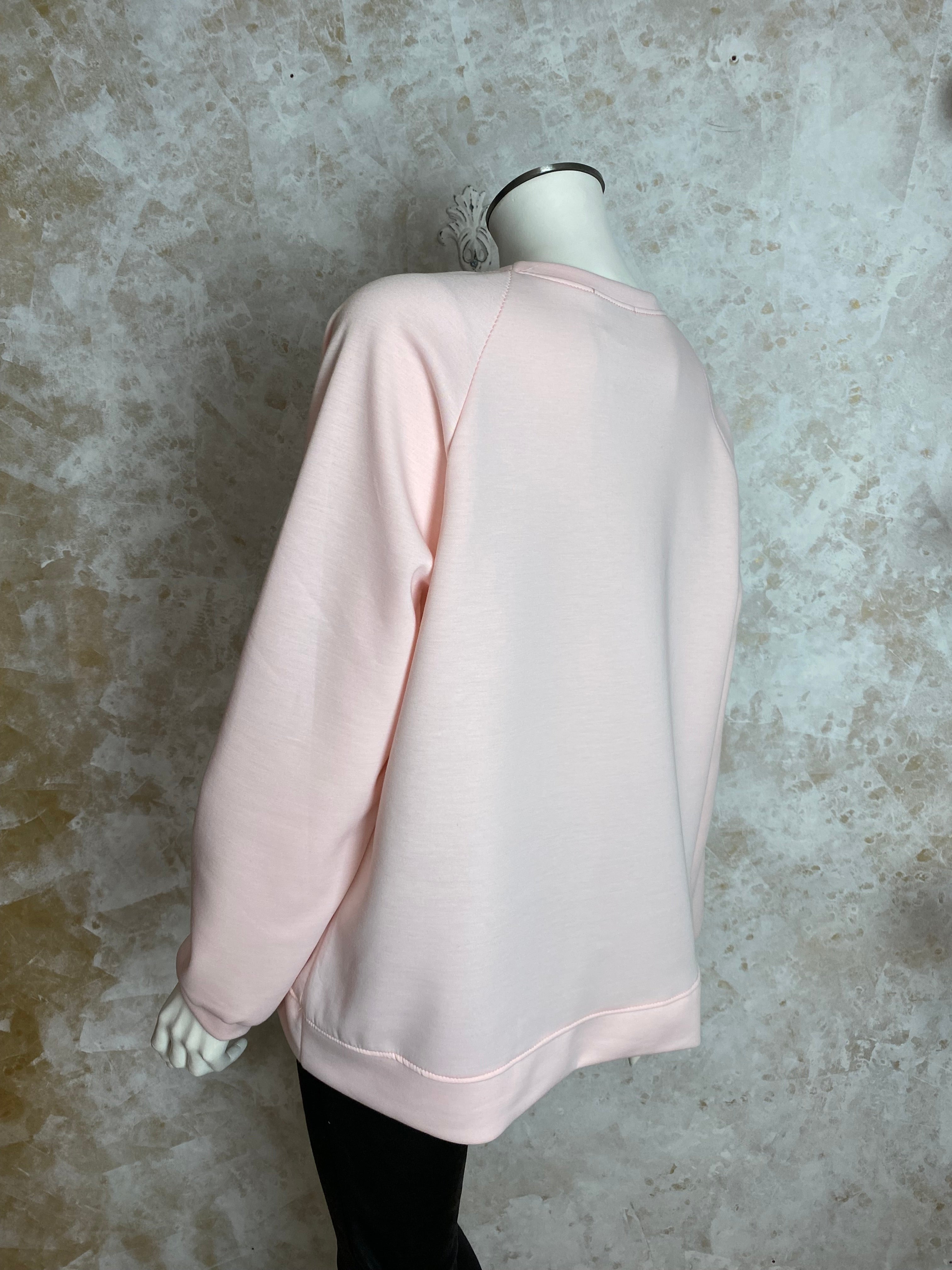 Naisten näyttävä collegepaita, pehmeä joustava materiaali, strassikoristeltu huulet-kuviointi, suora malli, pitkät hihat ja O-pääntie