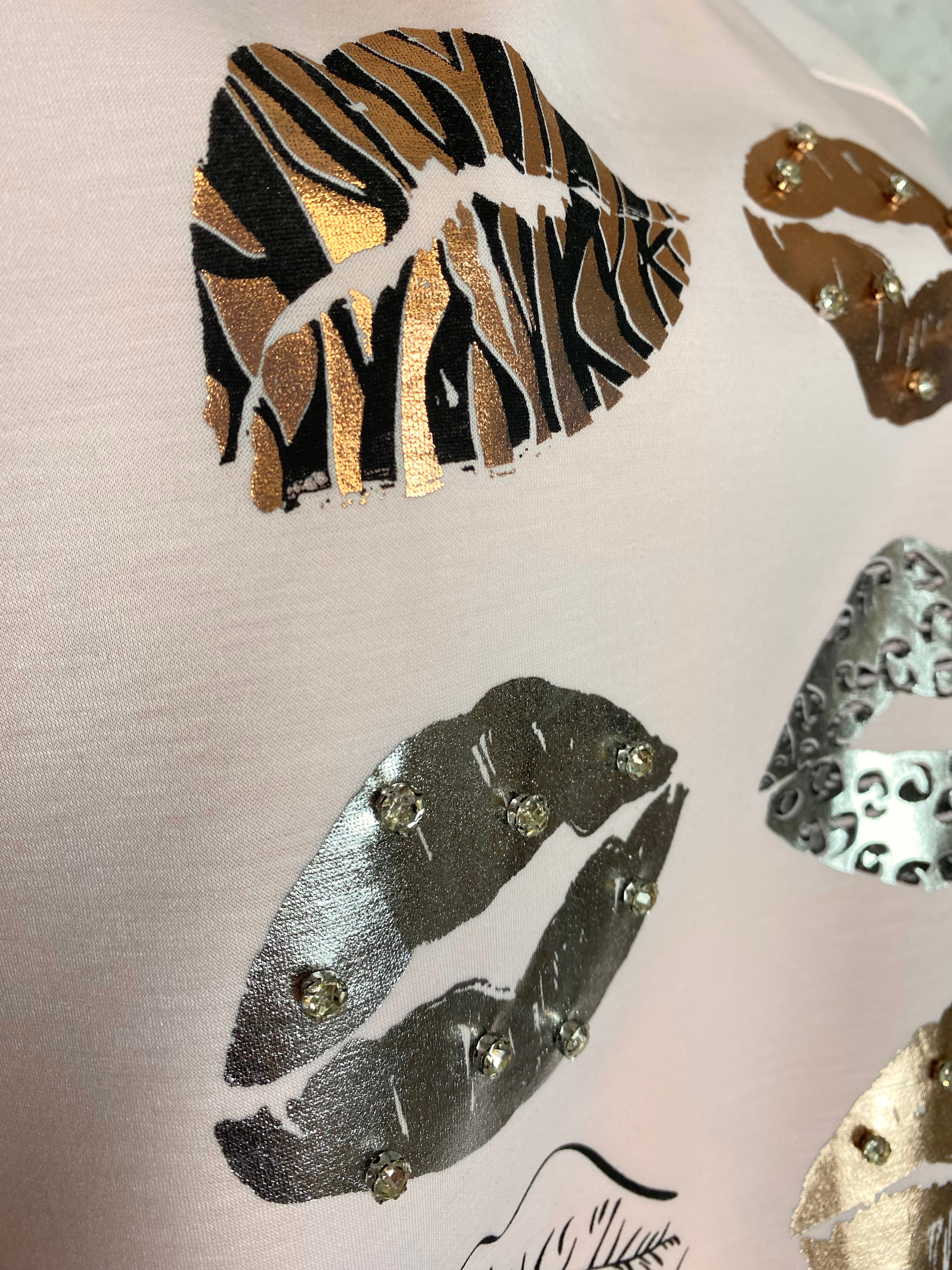 Naisten näyttävä collegepaita, pehmeä joustava materiaali, strassikoristeltu huulet-kuviointi, suora malli, pitkät hihat ja O-pääntie