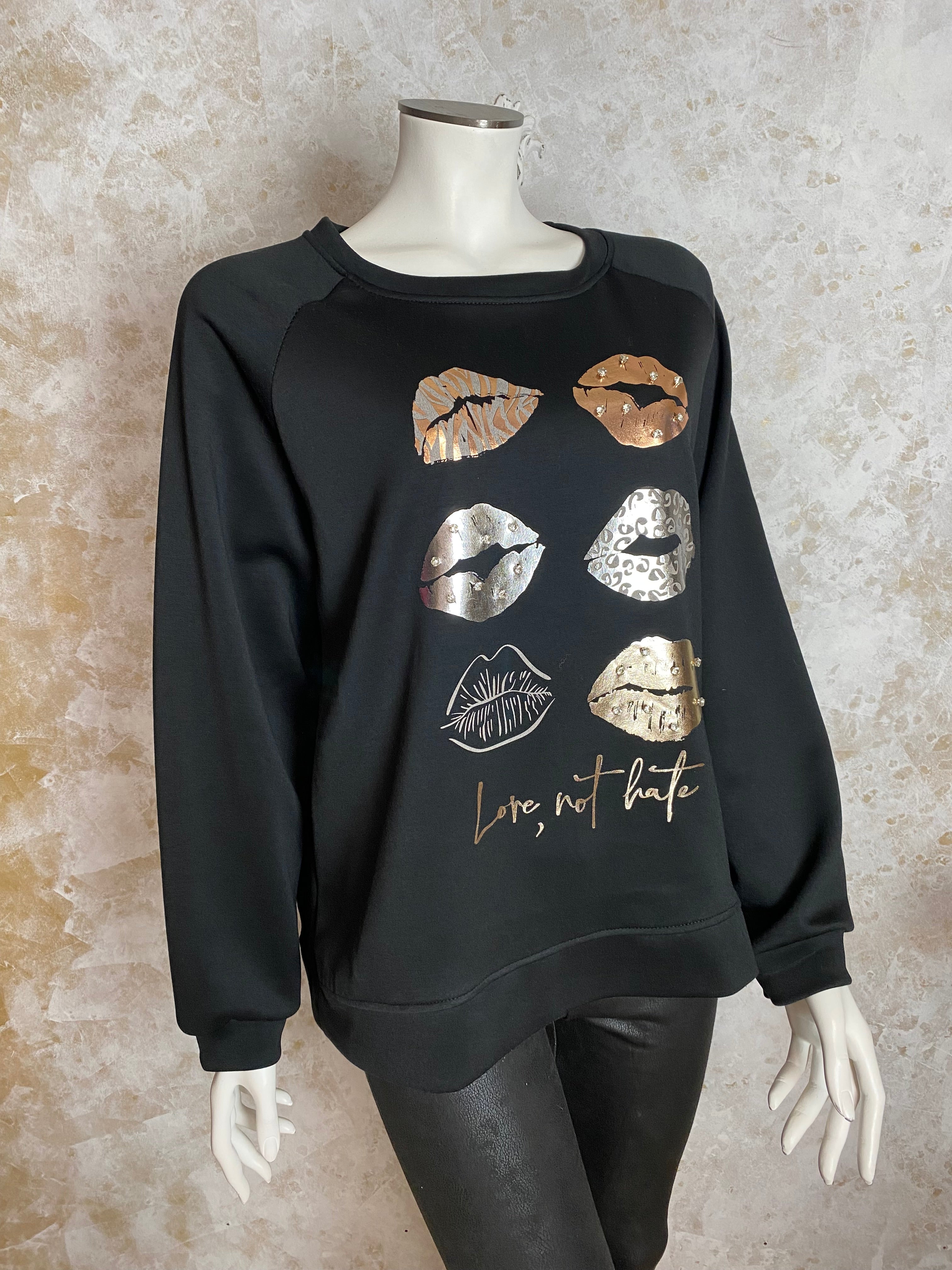 Naisten näyttävä collegepaita, pehmeä joustava materiaali, strassikoristeltu huulet-kuviointi, suora malli, pitkät hihat ja O-pääntie