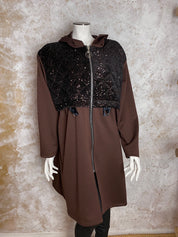 Naisten trendikäs hupullinen collegetakki, yläosa paljetein koristeltua toppakangasta, alaosa ja hihat joustavaa collegemateriaalia, vetoketju, taskut ja säädettävä nauhakiristys