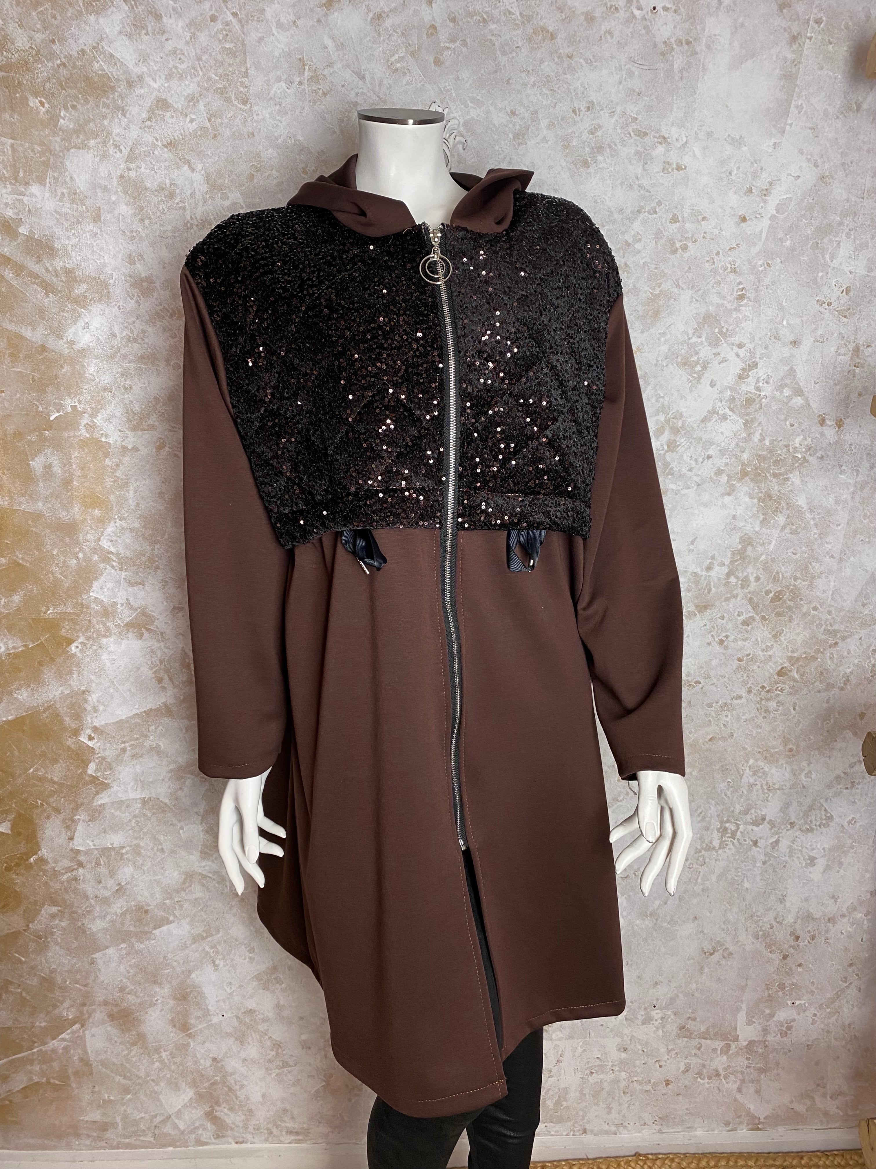 Naisten trendikäs hupullinen collegetakki, yläosa paljetein koristeltua toppakangasta, alaosa ja hihat joustavaa collegemateriaalia, vetoketju, taskut ja säädettävä nauhakiristys