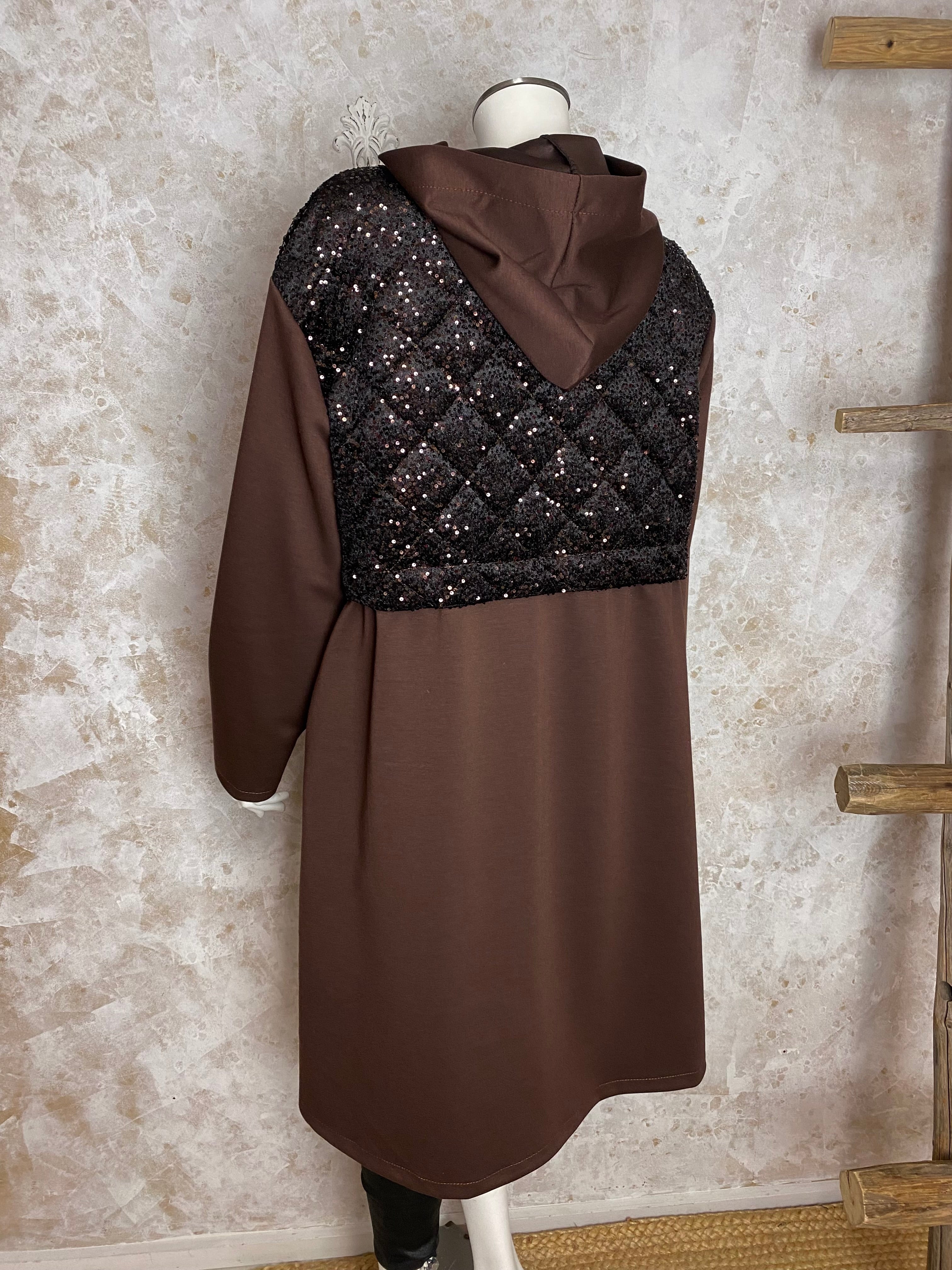 Naisten trendikäs hupullinen collegetakki, yläosa paljetein koristeltua toppakangasta, alaosa ja hihat joustavaa collegemateriaalia, vetoketju, taskut ja säädettävä nauhakiristys