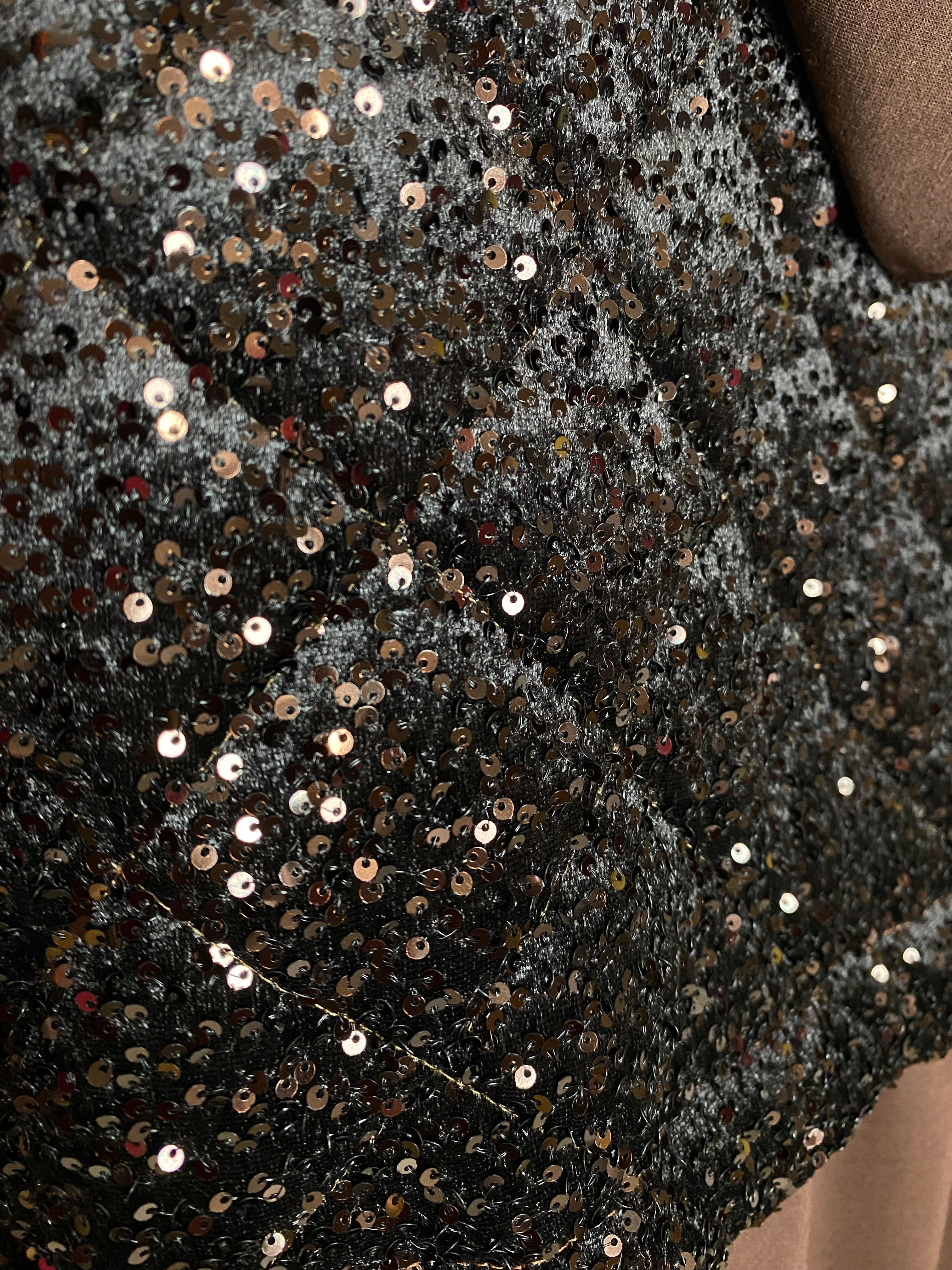 Naisten trendikäs hupullinen collegetakki, yläosa paljetein koristeltua toppakangasta, alaosa ja hihat joustavaa collegemateriaalia, vetoketju, taskut ja säädettävä nauhakiristys