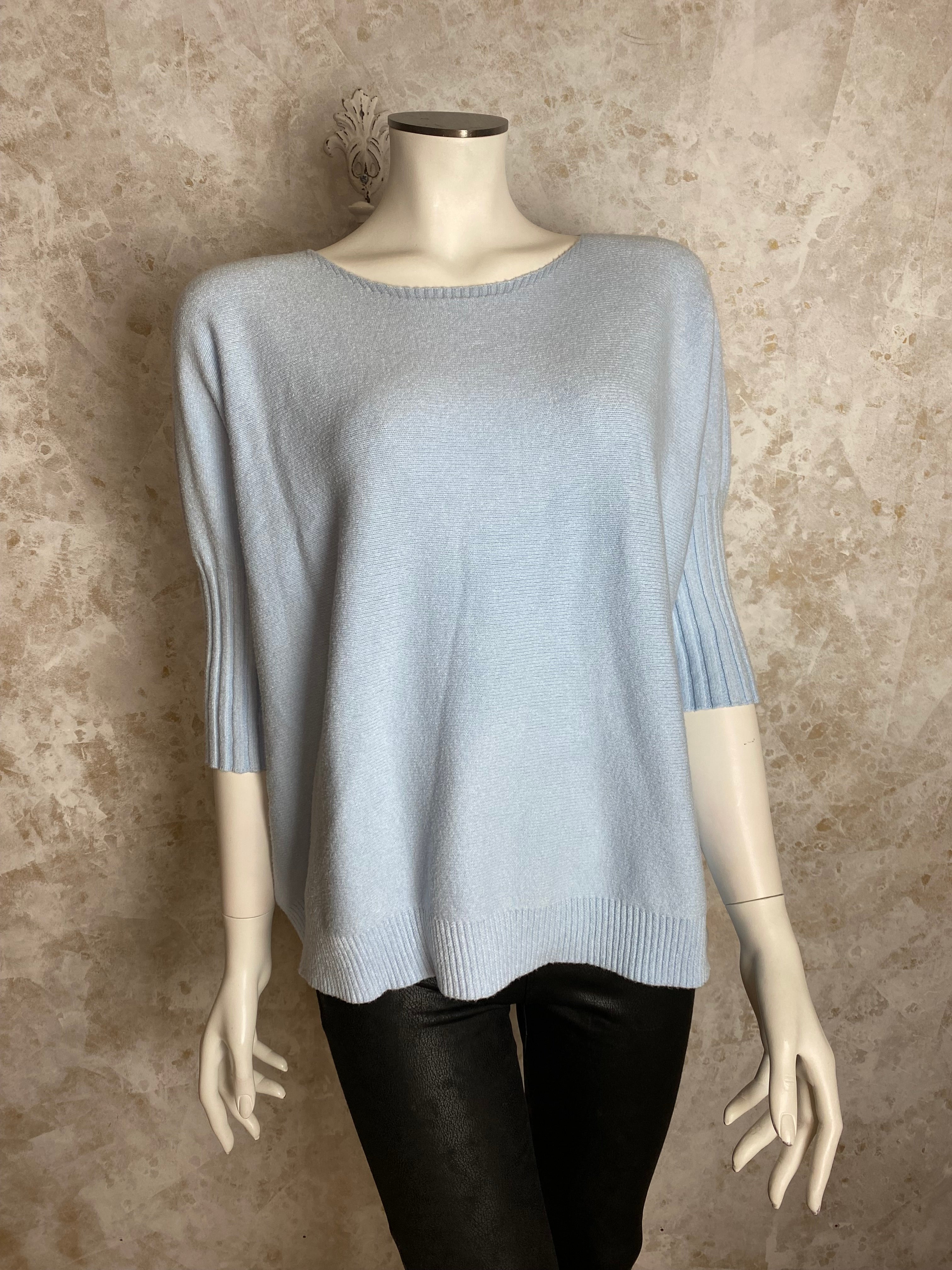 Naisten vaaleansininen pehmoinen neule, suora malli, vajaamittaiset resorihihat, leveä resori helmassa ja pyöreä pääntie