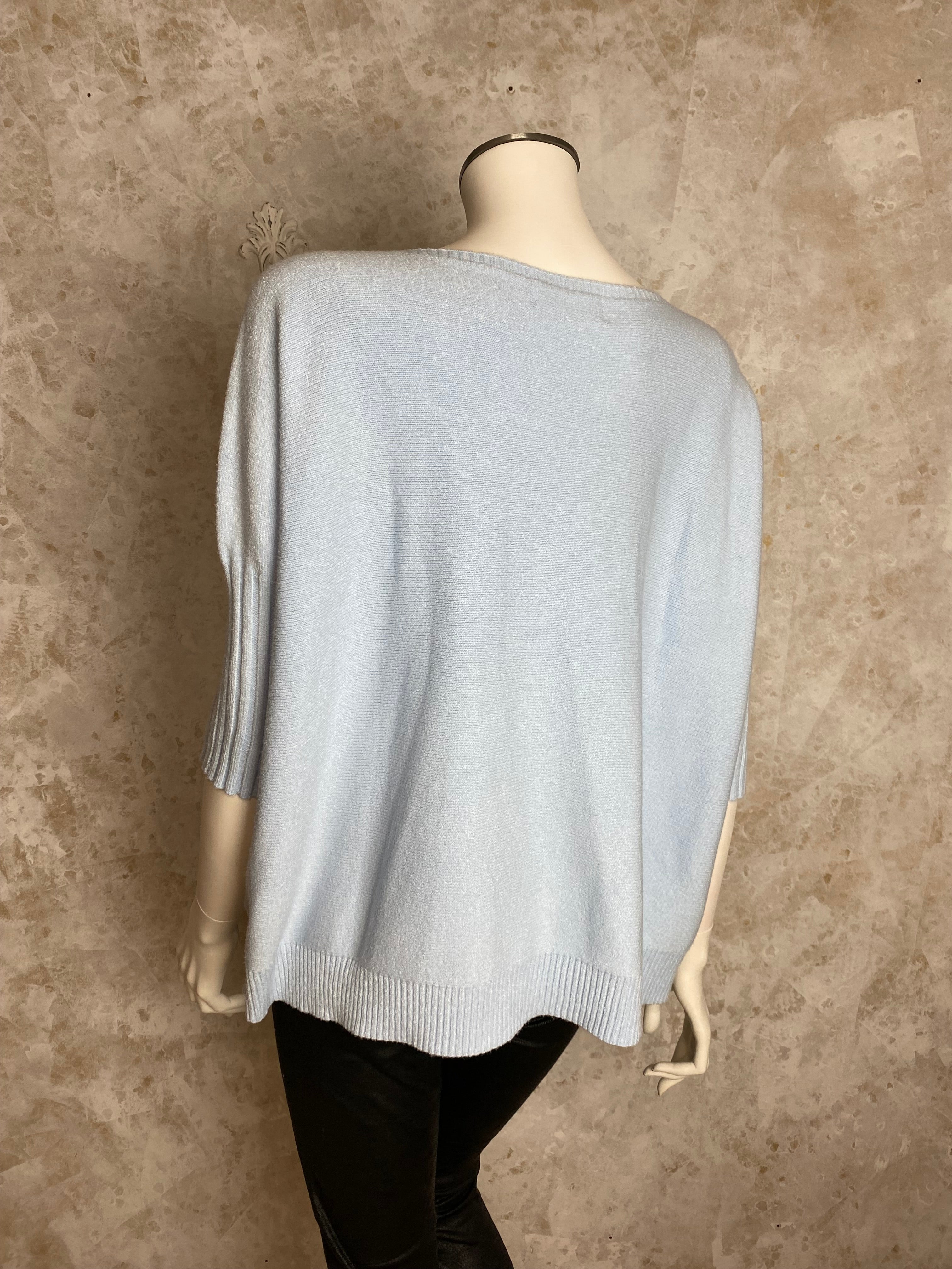 Naisten vaaleansininen pehmoinen neule, suora malli, vajaamittaiset resorihihat, leveä resori helmassa ja pyöreä pääntie