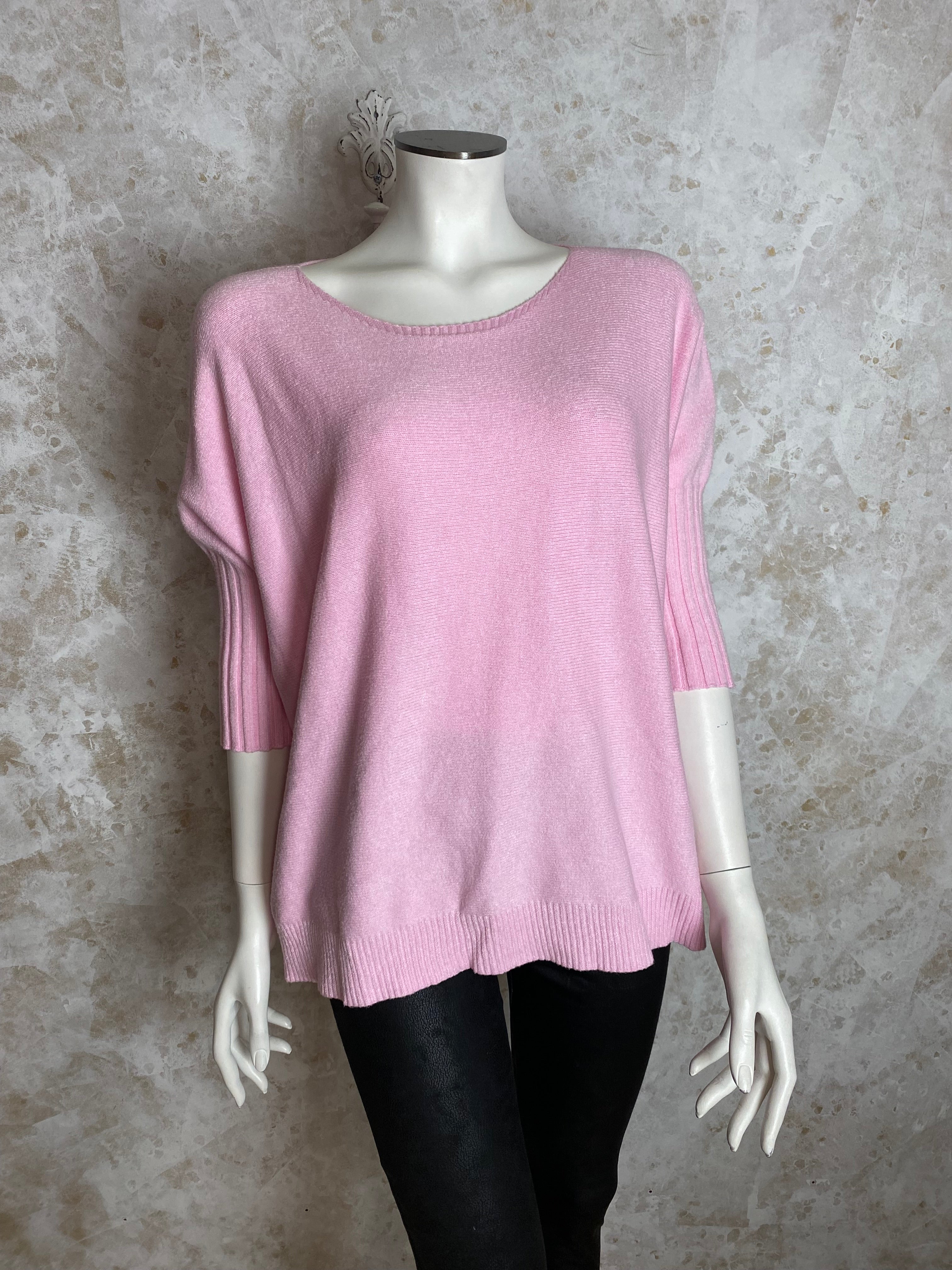 Naisten vaaleanpunainen pehmoinen neule, suora malli, vajaamittaiset resorihihat, leveä resori helmassa ja pyöreä pääntie