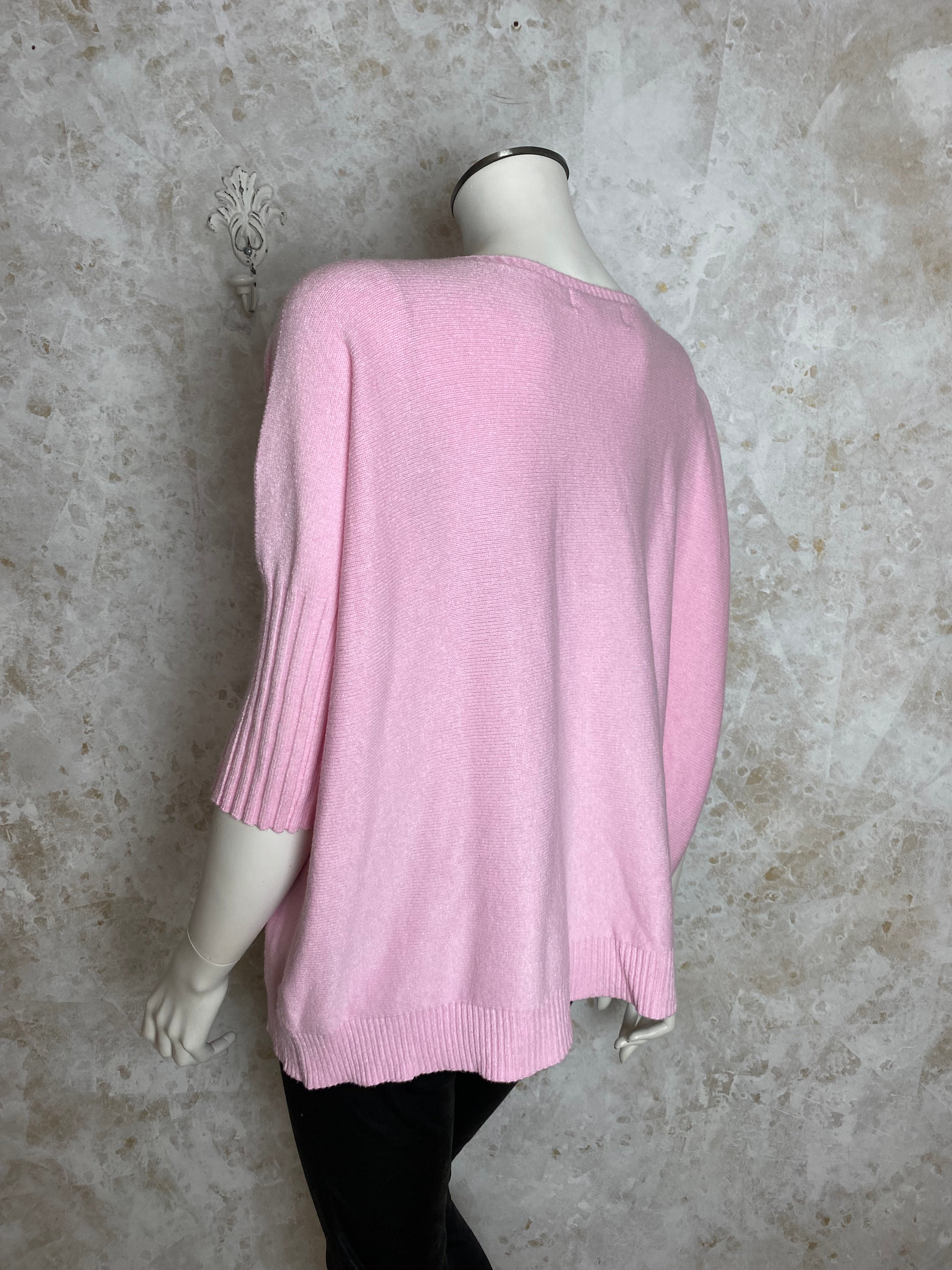 Naisten vaaleanpunainen pehmoinen neule, suora malli, vajaamittaiset resorihihat, leveä resori helmassa ja pyöreä pääntie