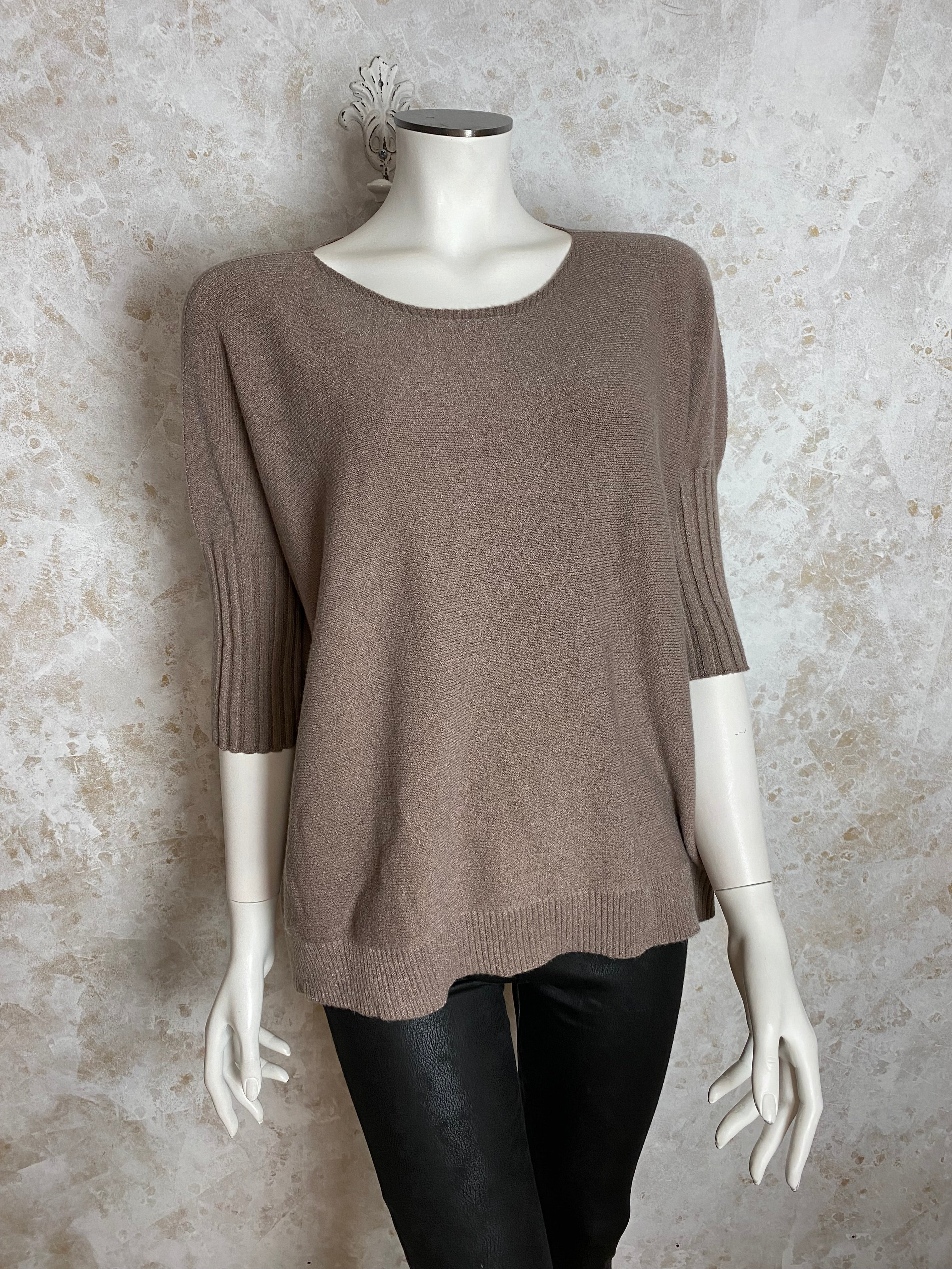 Naisten taupe pehmoinen neule, suora malli, vajaamittaiset resorihihat, leveä resori helmassa ja pyöreä pääntie