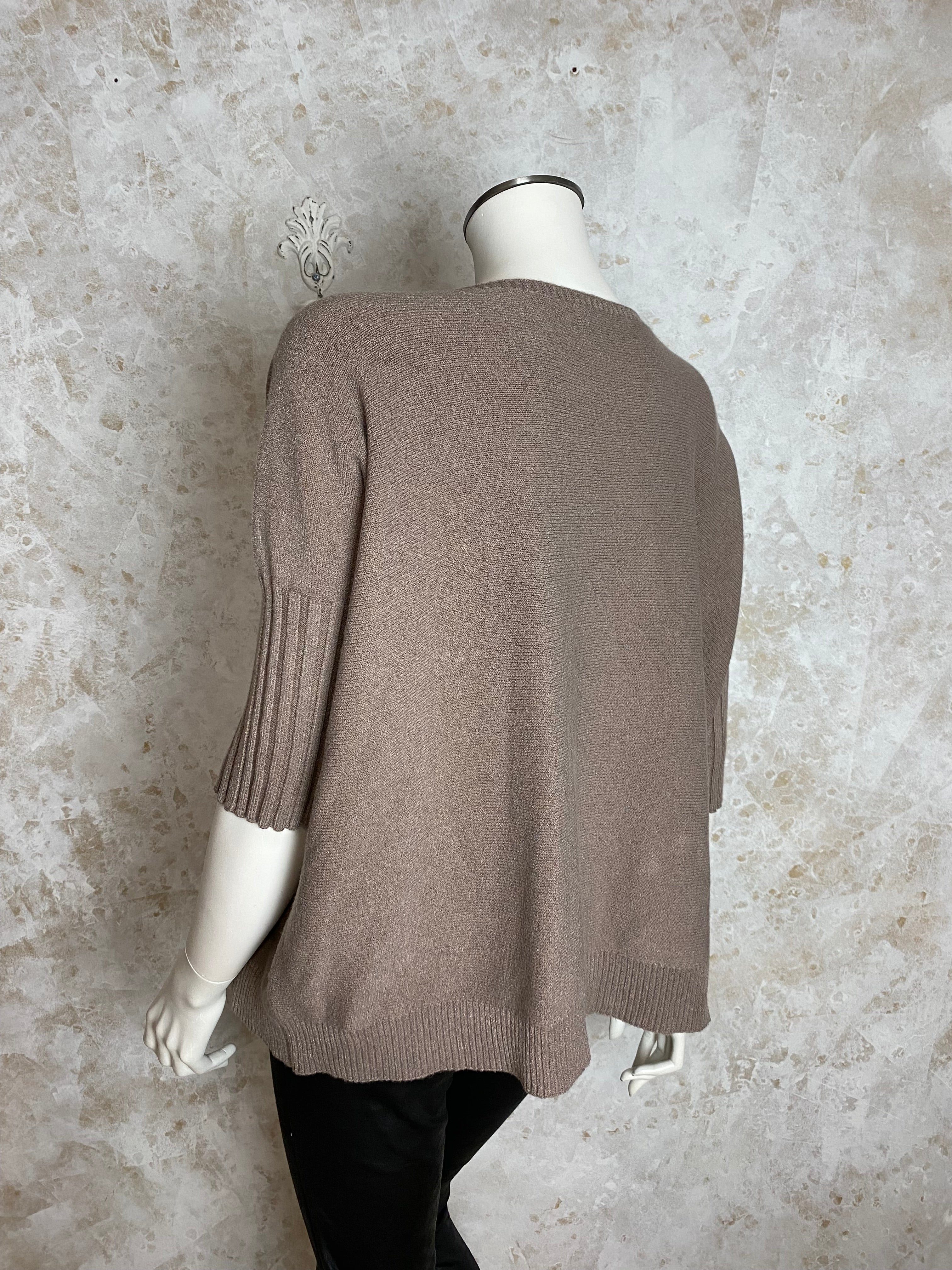 Naisten taupe pehmoinen neule, suora malli, vajaamittaiset resorihihat, leveä resori helmassa ja pyöreä pääntie