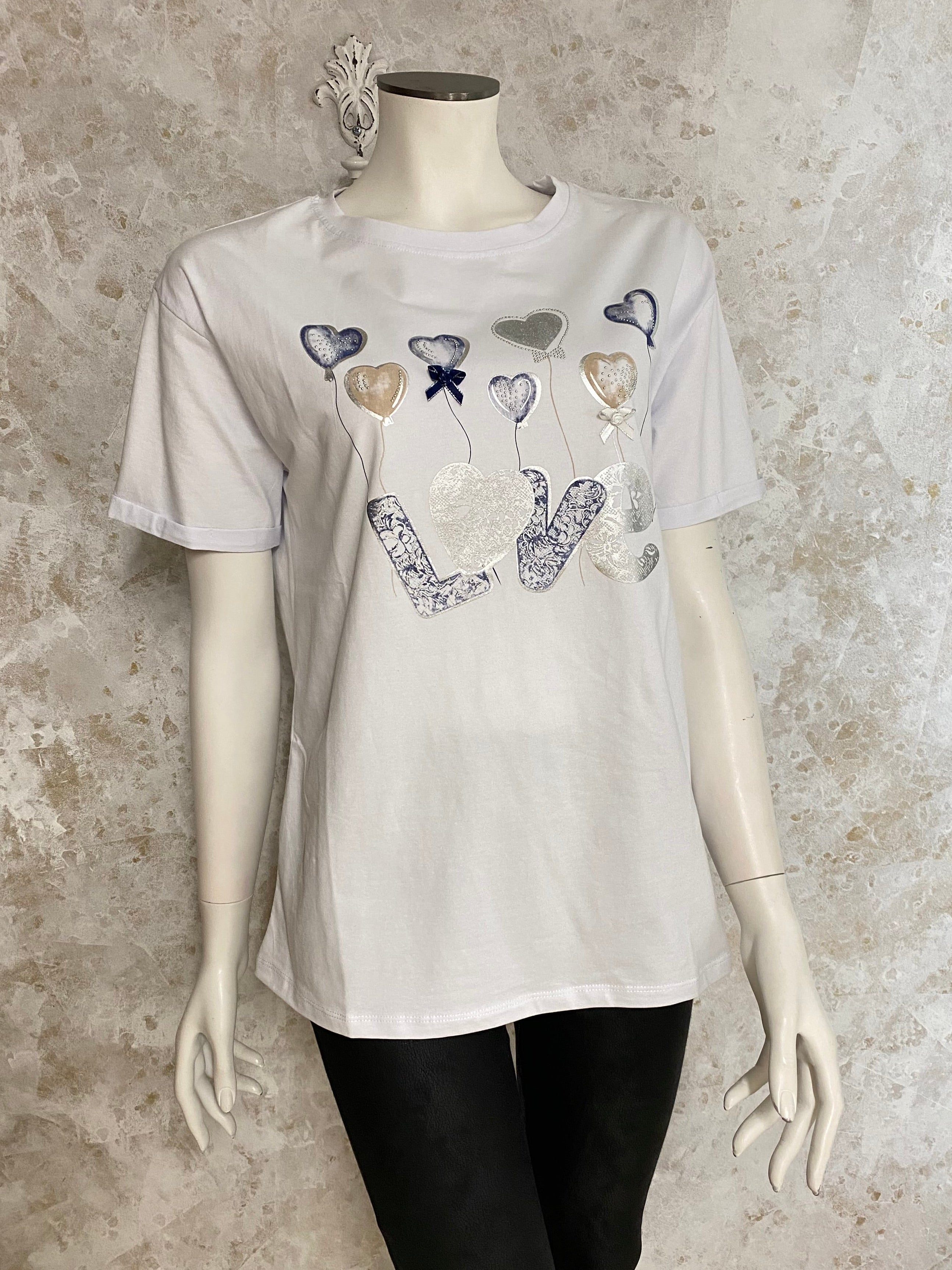 Naisten valkoinen t-paita strassikoristeisella printillä, joustava laadukas materiaali, naisellinen malli, käänteet hihoissa ja O-pääntie