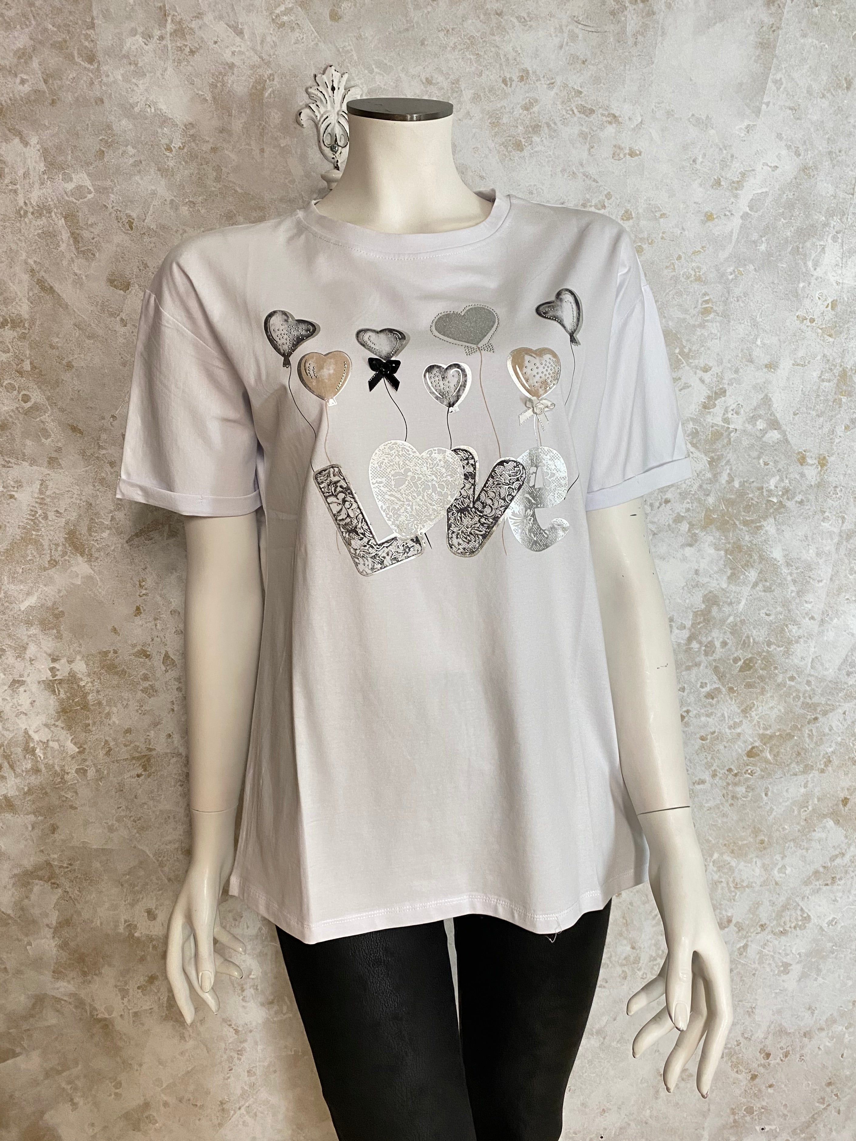 Naisten valkoinen t-paita strassikoristeisella printillä, joustava laadukas materiaali, naisellinen malli, käänteet hihoissa ja O-pääntie