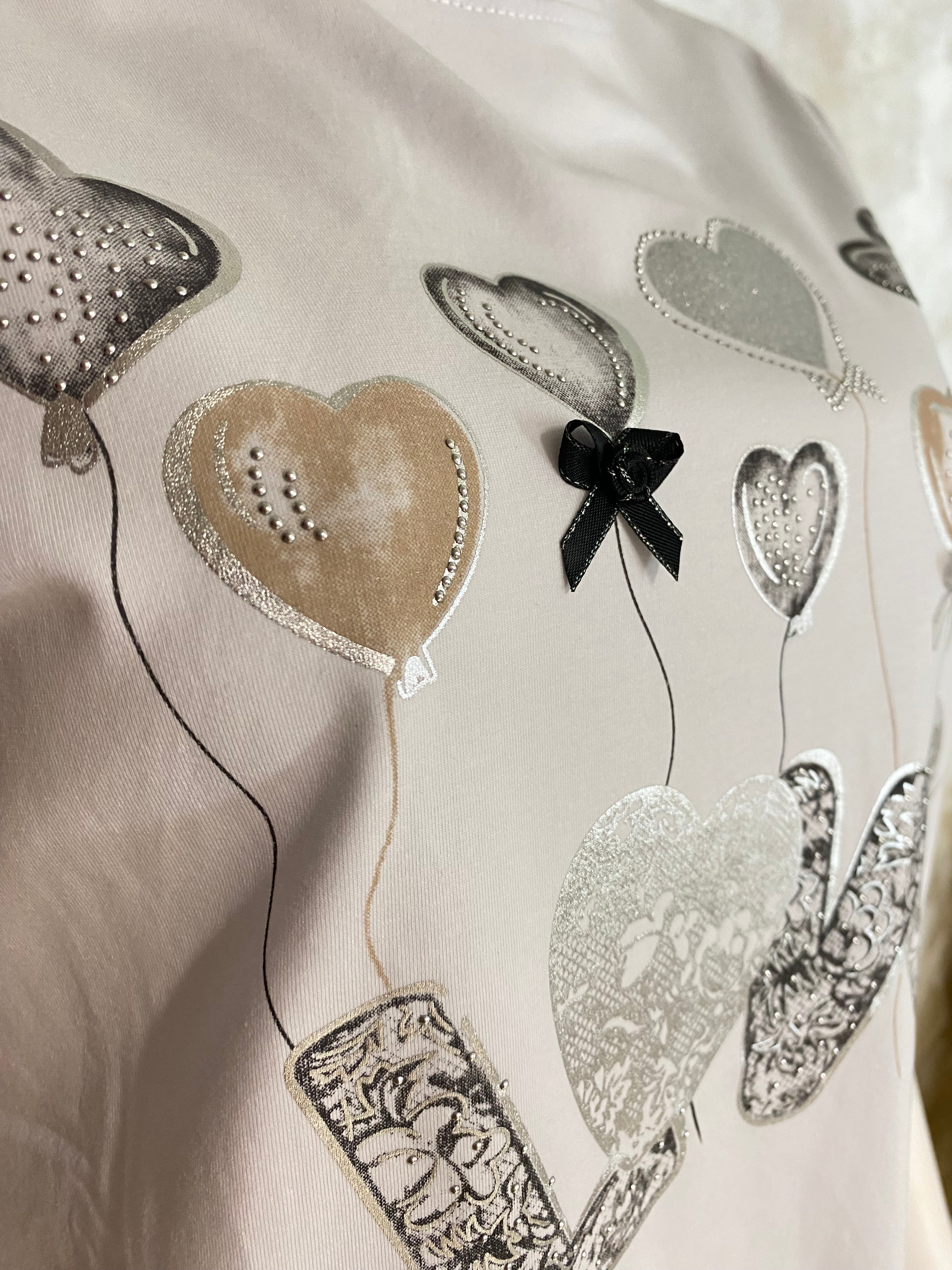 Naisten valkoinen t-paita strassikoristeisella printillä, joustava laadukas materiaali, naisellinen malli, käänteet hihoissa ja O-pääntie