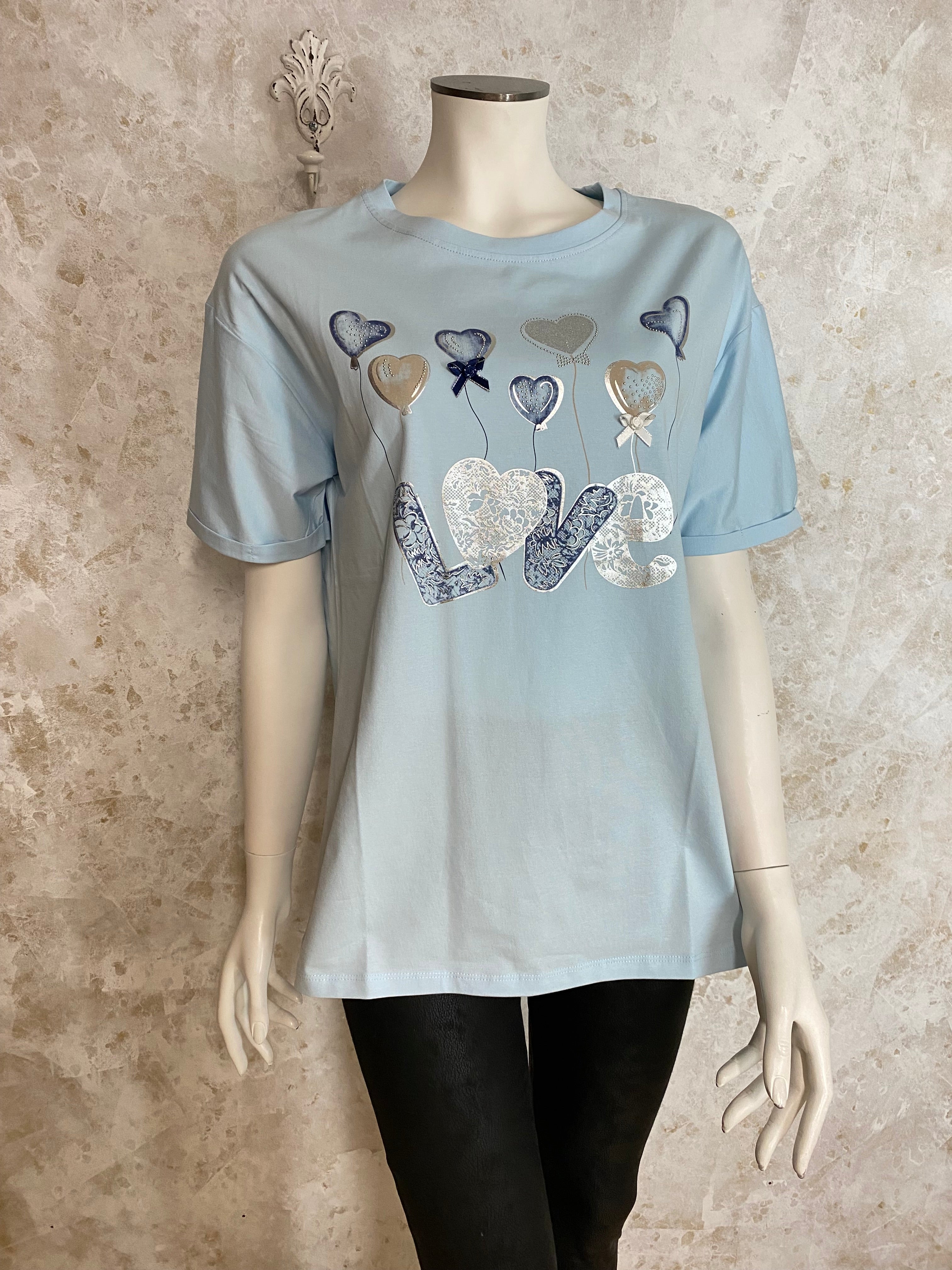 Naisten vaaleansininen t-paita strassikoristeisella printillä, joustava laadukas materiaali, naisellinen malli, käänteet hihoissa ja O-pääntie