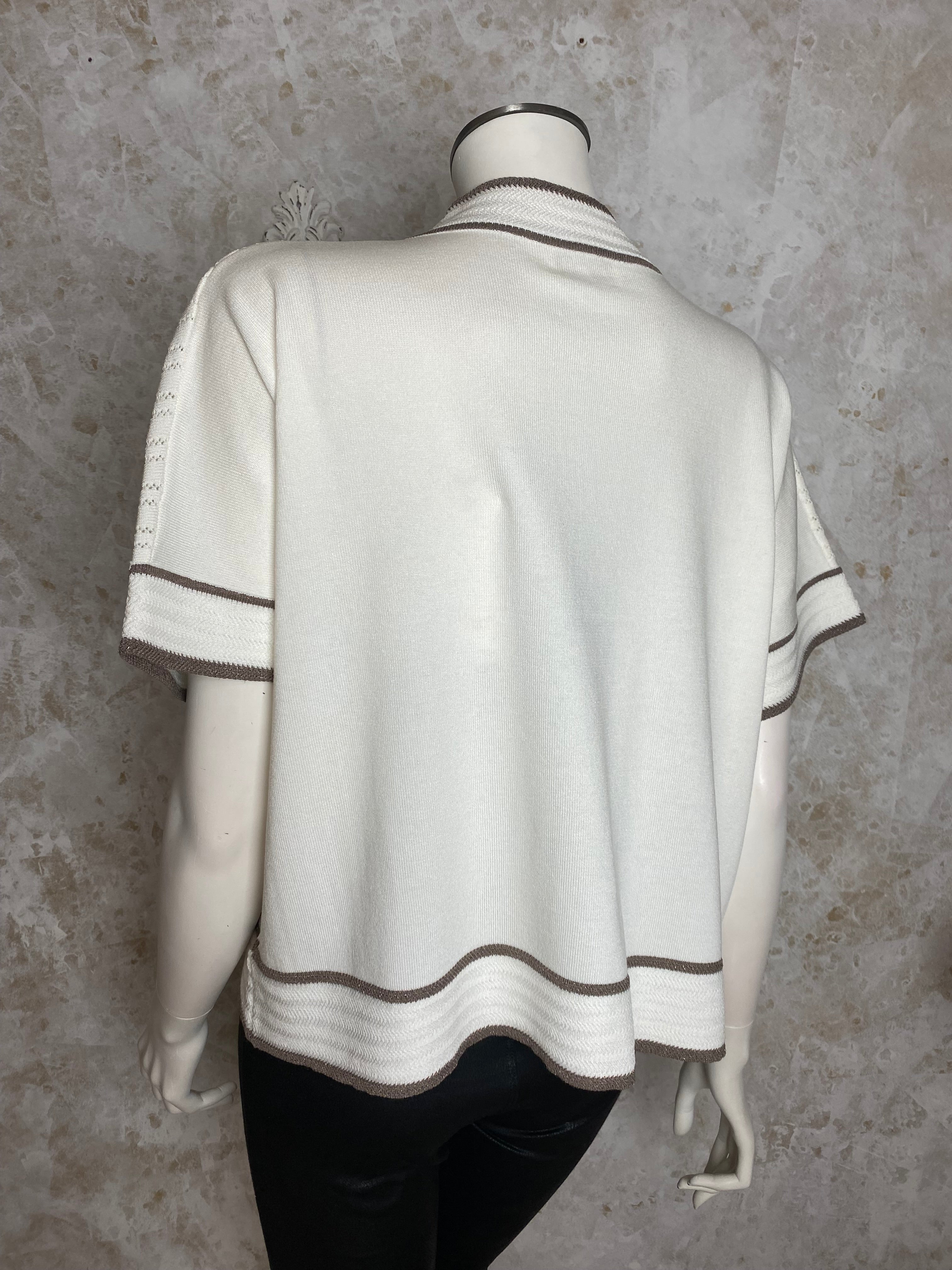 Naisten valkoinen neule strassikukalla, paksu pehmeä materiaali, suora malli, pystykaulus, O-pääntie ja kimaltavat resorit