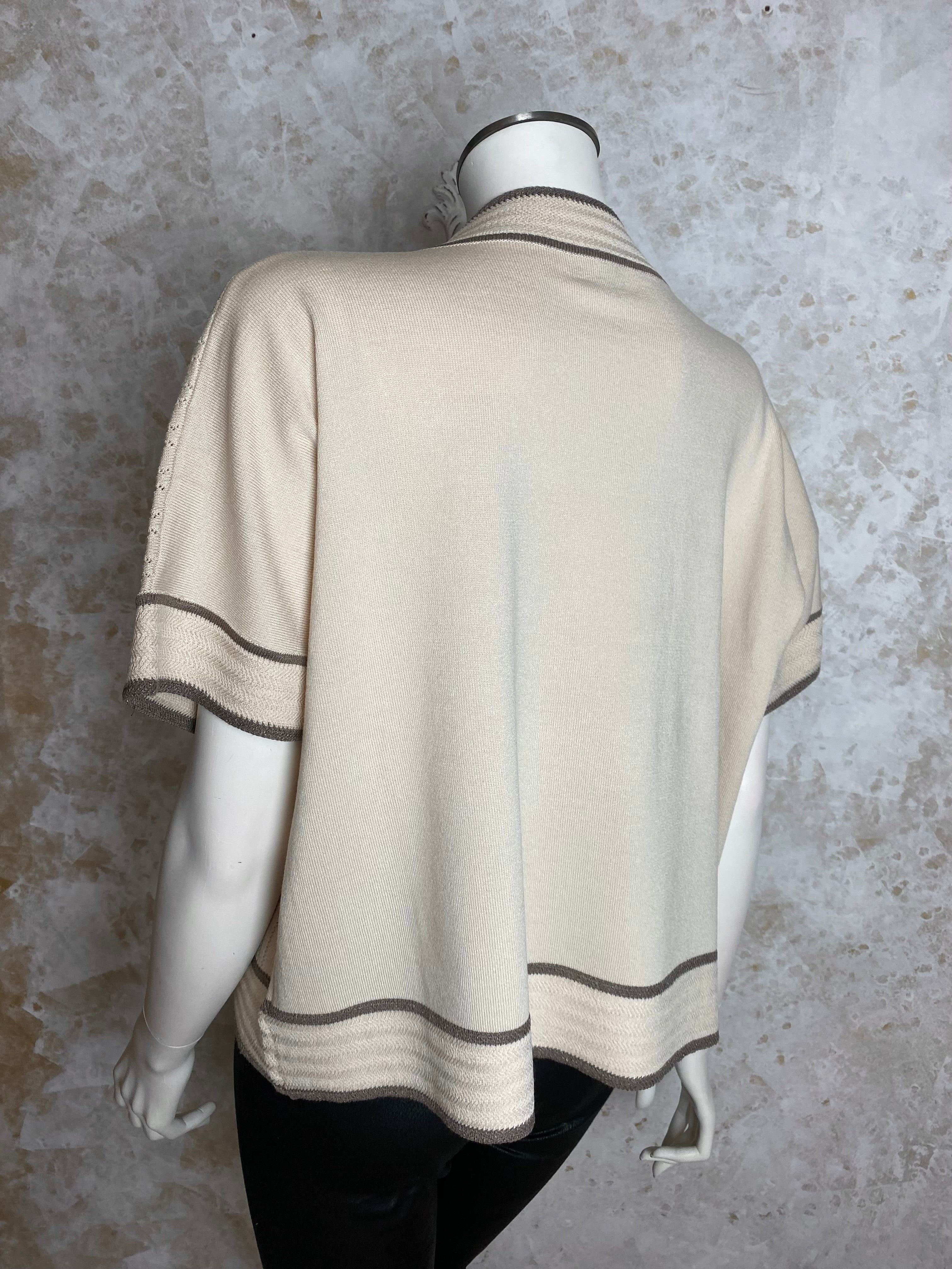 Naisten beige neule strassikukalla, paksu pehmeä materiaali, suora malli, pystykaulus, O-pääntie ja kimaltavat resorit