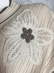 Naisten beige neule strassikukalla, paksu pehmeä materiaali, suora malli, pystykaulus, O-pääntie ja kimaltavat resorit