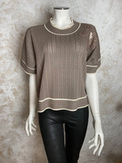 Naisten kamelin sävyinen neule strassikukalla, paksu pehmeä materiaali, suora malli, pystykaulus, O-pääntie ja kimaltavat resorit