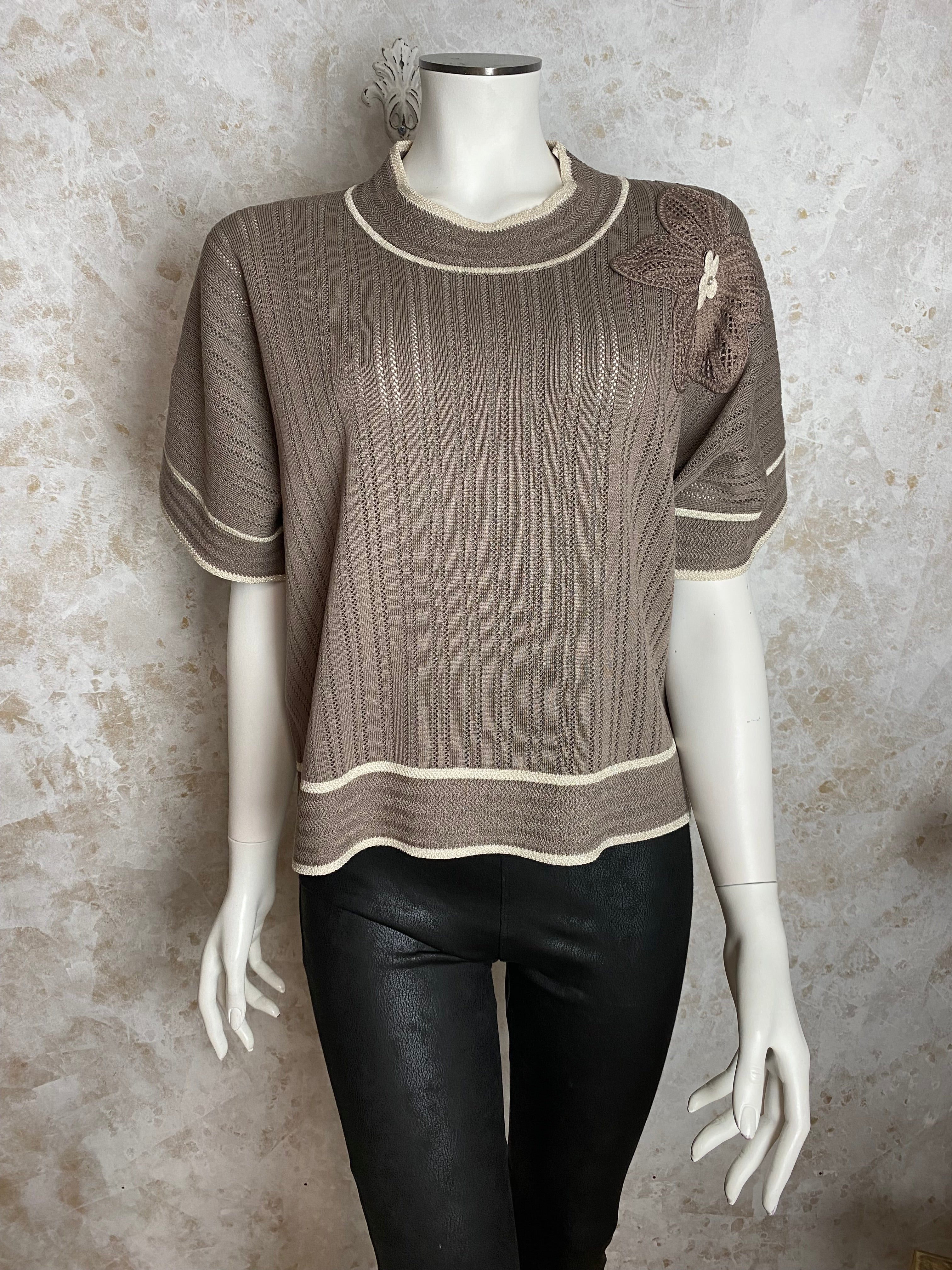 Naisten kamelin sävyinen neule strassikukalla, paksu pehmeä materiaali, suora malli, pystykaulus, O-pääntie ja kimaltavat resorit