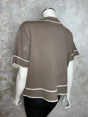 Naisten kamelin sävyinen neule strassikukalla, paksu pehmeä materiaali, suora malli, pystykaulus, O-pääntie ja kimaltavat resorit