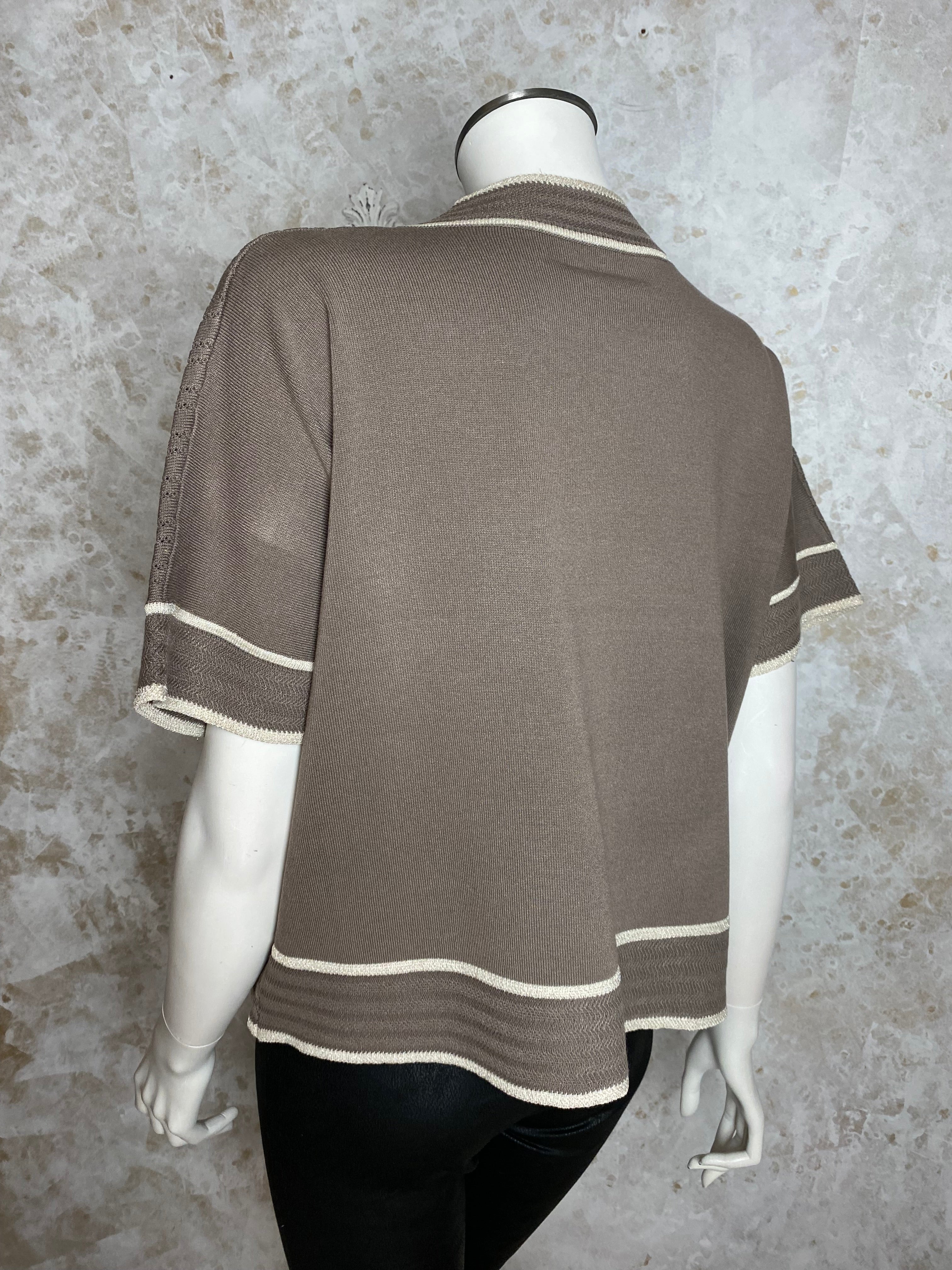 Naisten kamelin sävyinen neule strassikukalla, paksu pehmeä materiaali, suora malli, pystykaulus, O-pääntie ja kimaltavat resorit