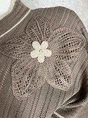 Naisten kamelin sävyinen neule strassikukalla, paksu pehmeä materiaali, suora malli, pystykaulus, O-pääntie ja kimaltavat resorit