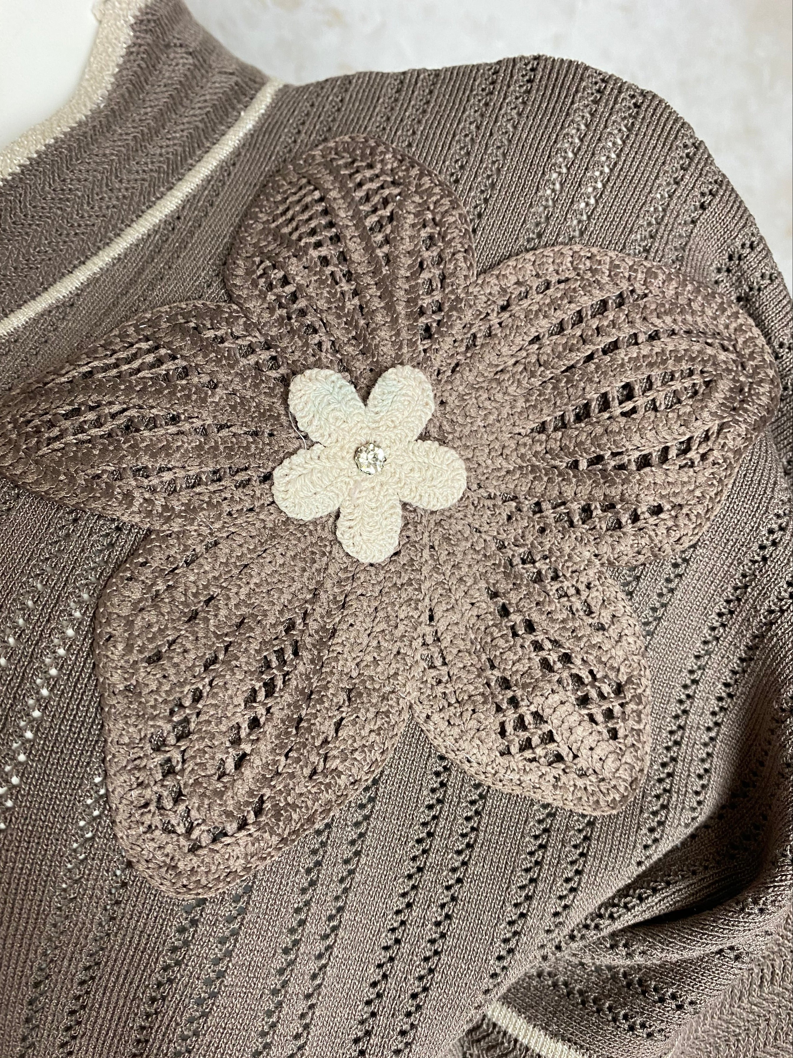 Naisten kamelin sävyinen neule strassikukalla, paksu pehmeä materiaali, suora malli, pystykaulus, O-pääntie ja kimaltavat resorit