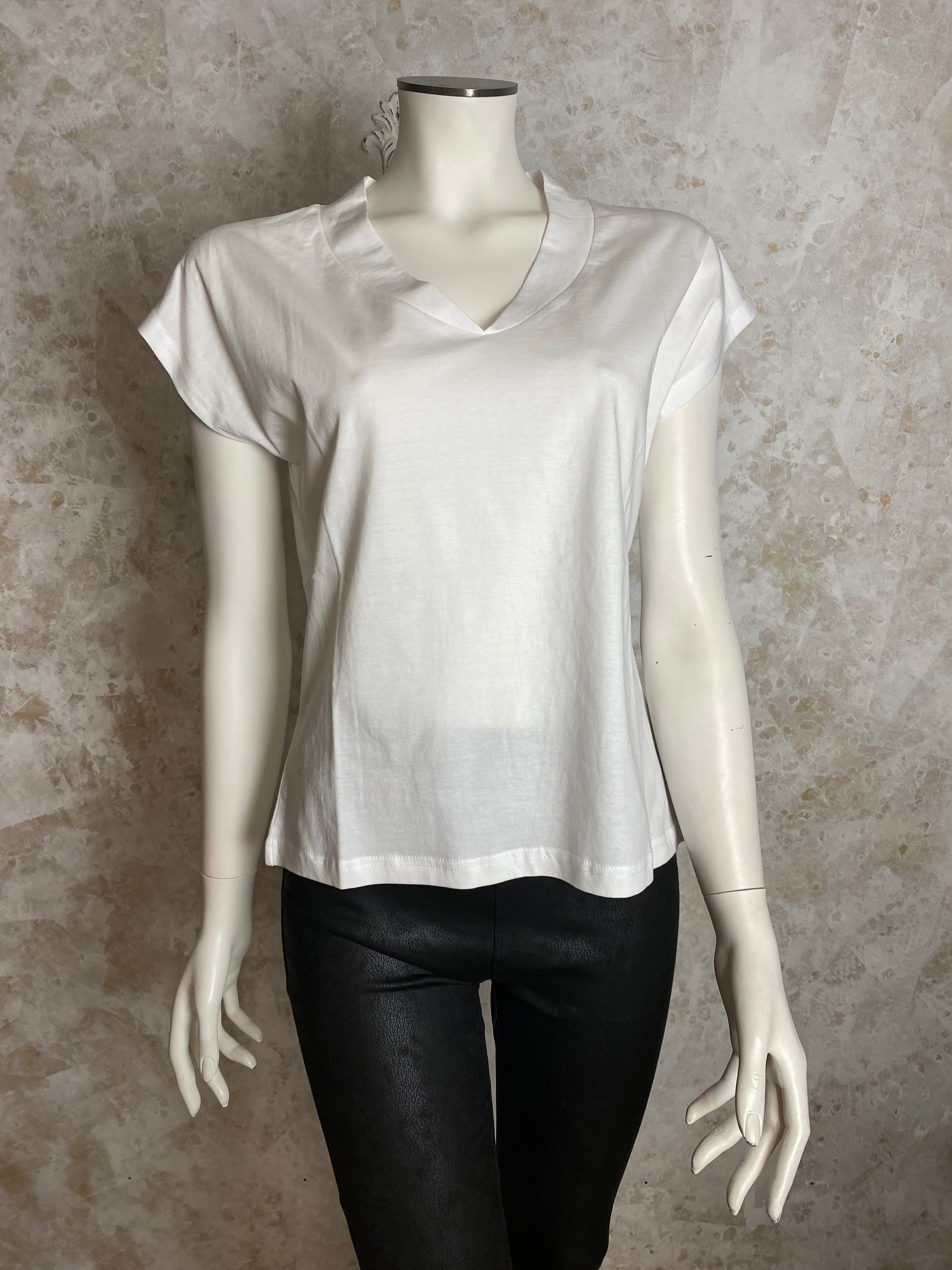 Naisten valkoinen t-paita, naisellinen malli, V-pääntie, pieni kaulus, holkkihihat, kaareva helma, napakka jousto ja laadukas materiaali