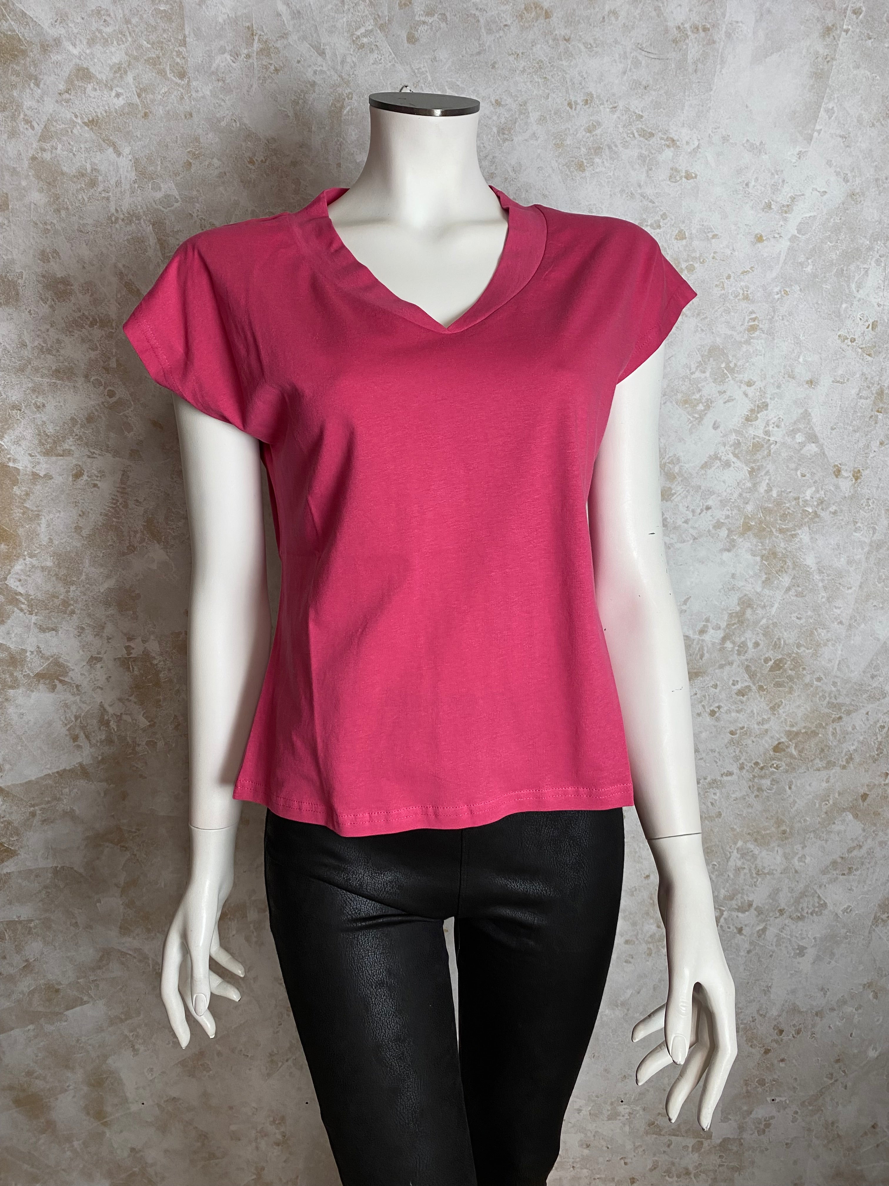 Naisten vadelman sävyinen t-paita, naisellinen malli, V-pääntie, pieni kaulus, holkkihihat, kaareva helma, napakka jousto ja laadukas materiaali