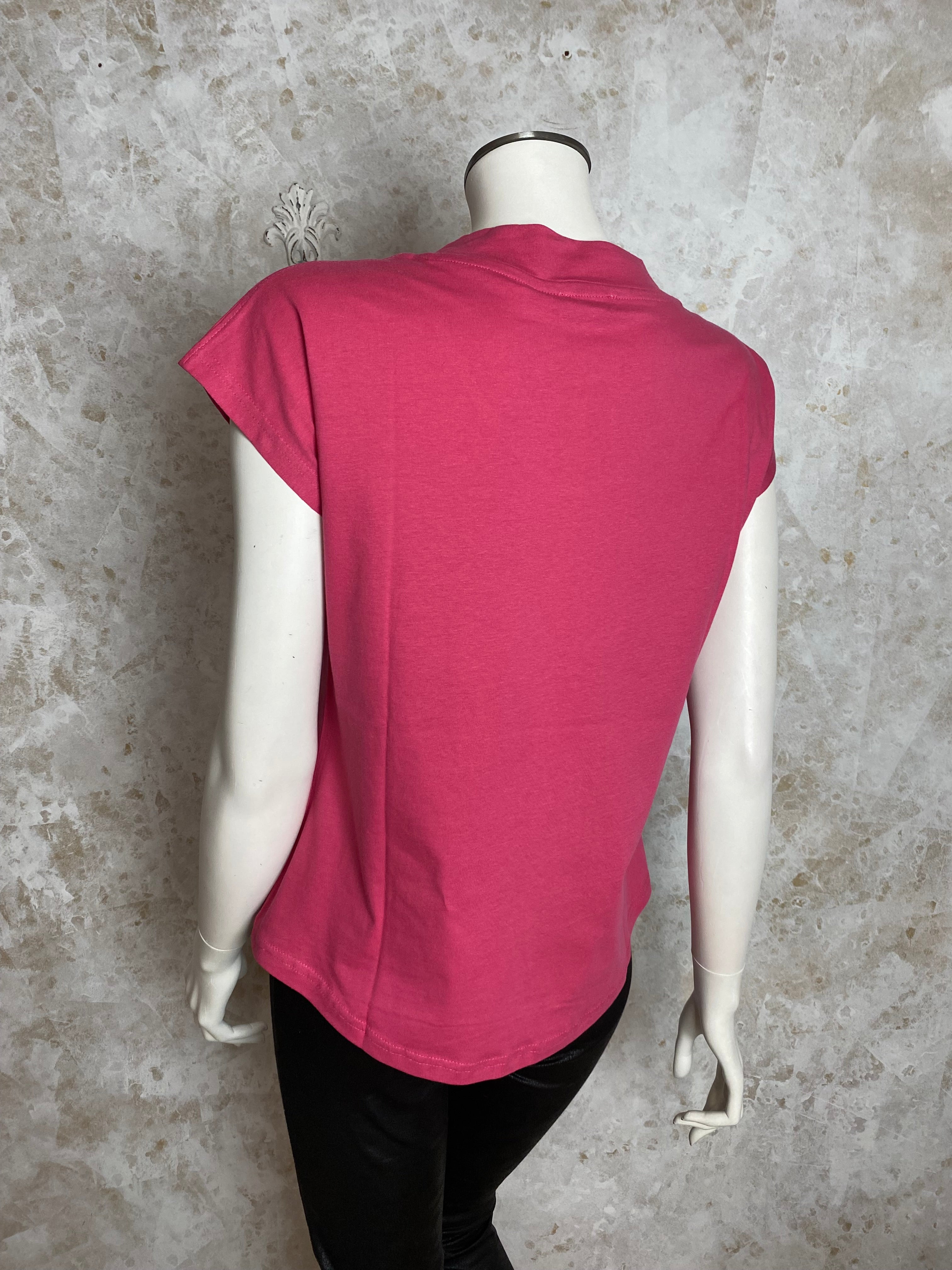 Naisten vadelman sävyinen t-paita, naisellinen malli, V-pääntie, pieni kaulus, holkkihihat, kaareva helma, napakka jousto ja laadukas materiaali