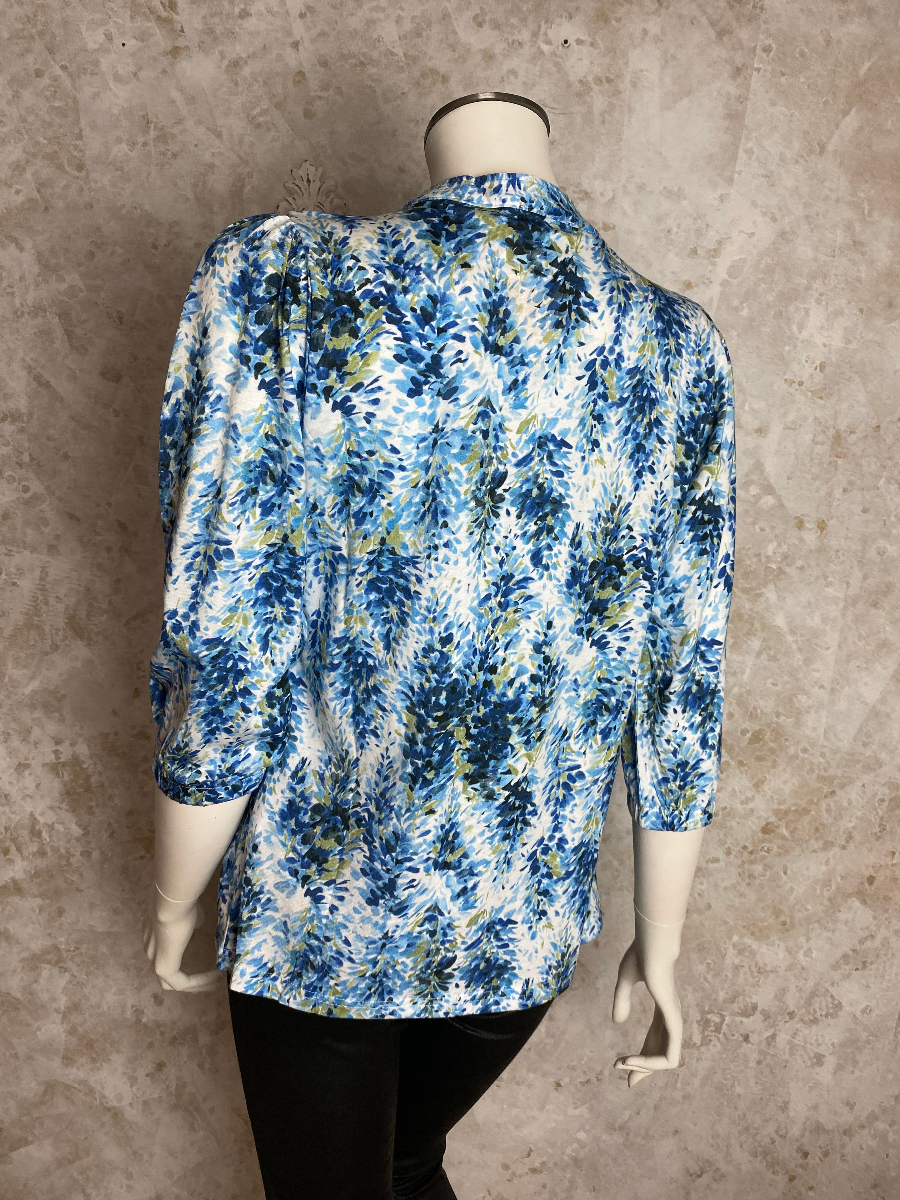 Naisten kirjava paita, pehmeä joustava materiaali, O-pääntie pienellä V-aukolla, kaulus ja nauhat, puhvihihat kuminauhalla