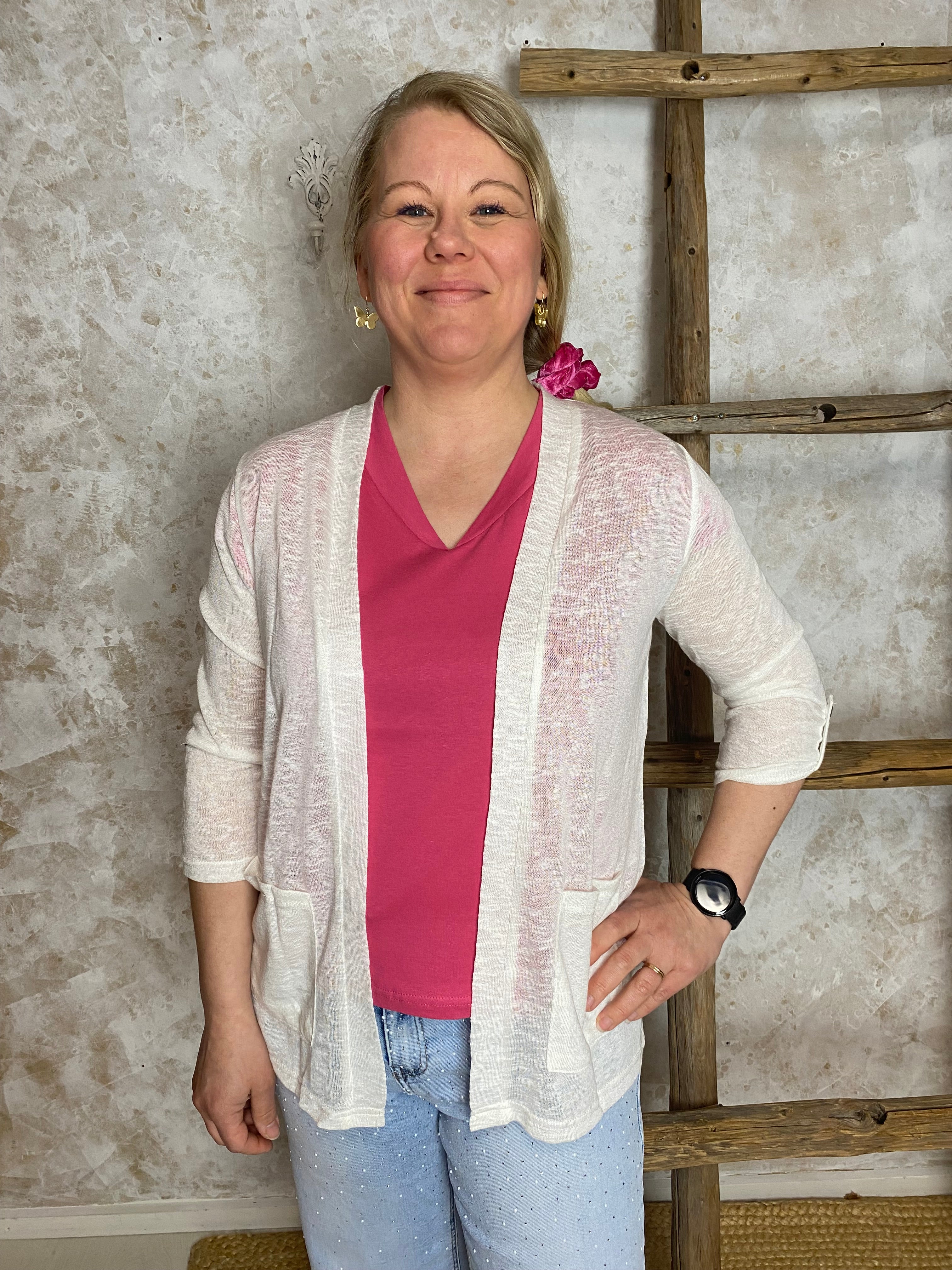 Ohut läpikuultava neulostakki avoimella suoralla mallilla, vajaamittaiset hihat ja edessä taskut, kevyt ja ilmava kerrospukeutumiseen