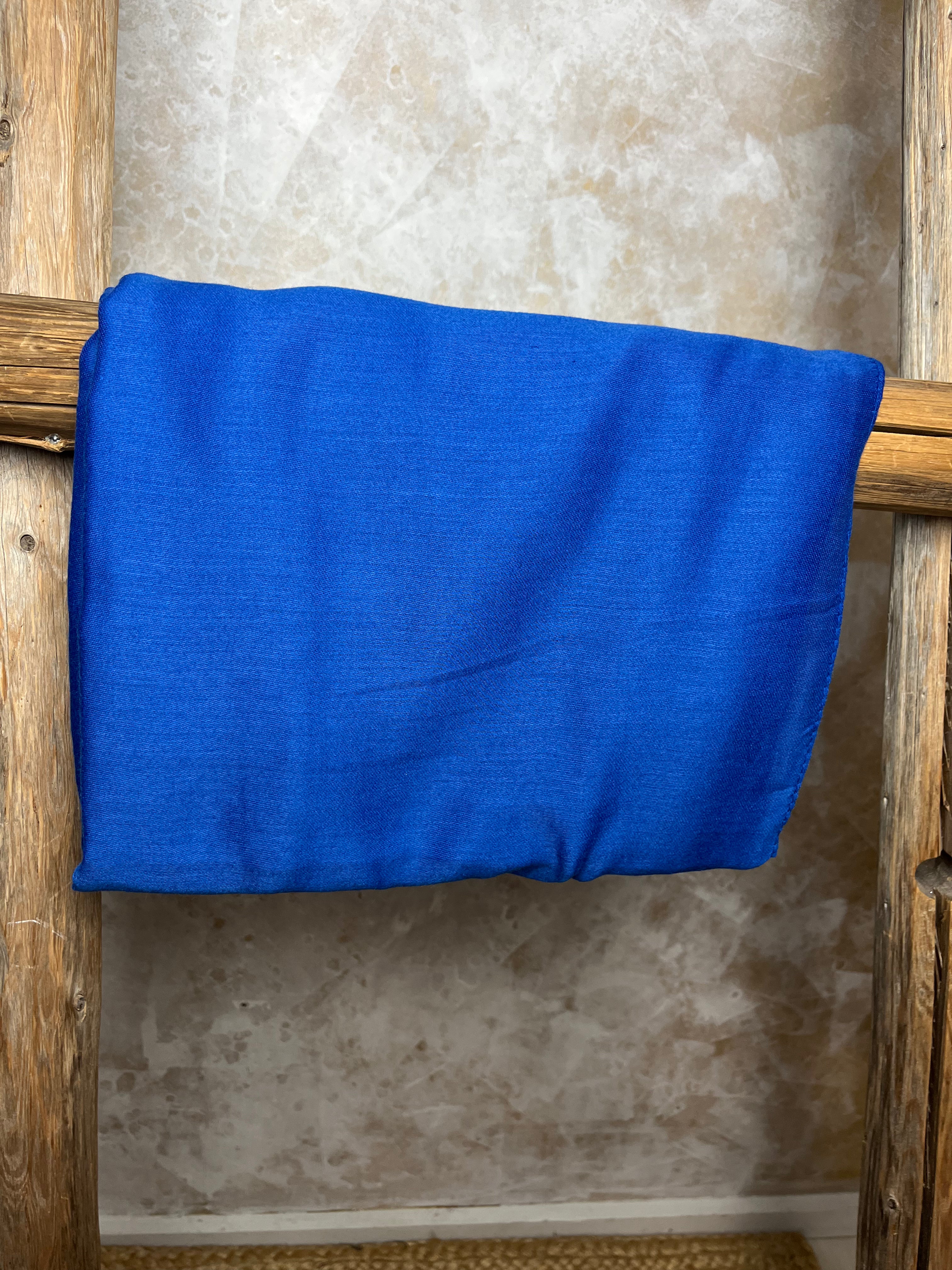 Yksivärinen huivi, eri värejä 1125