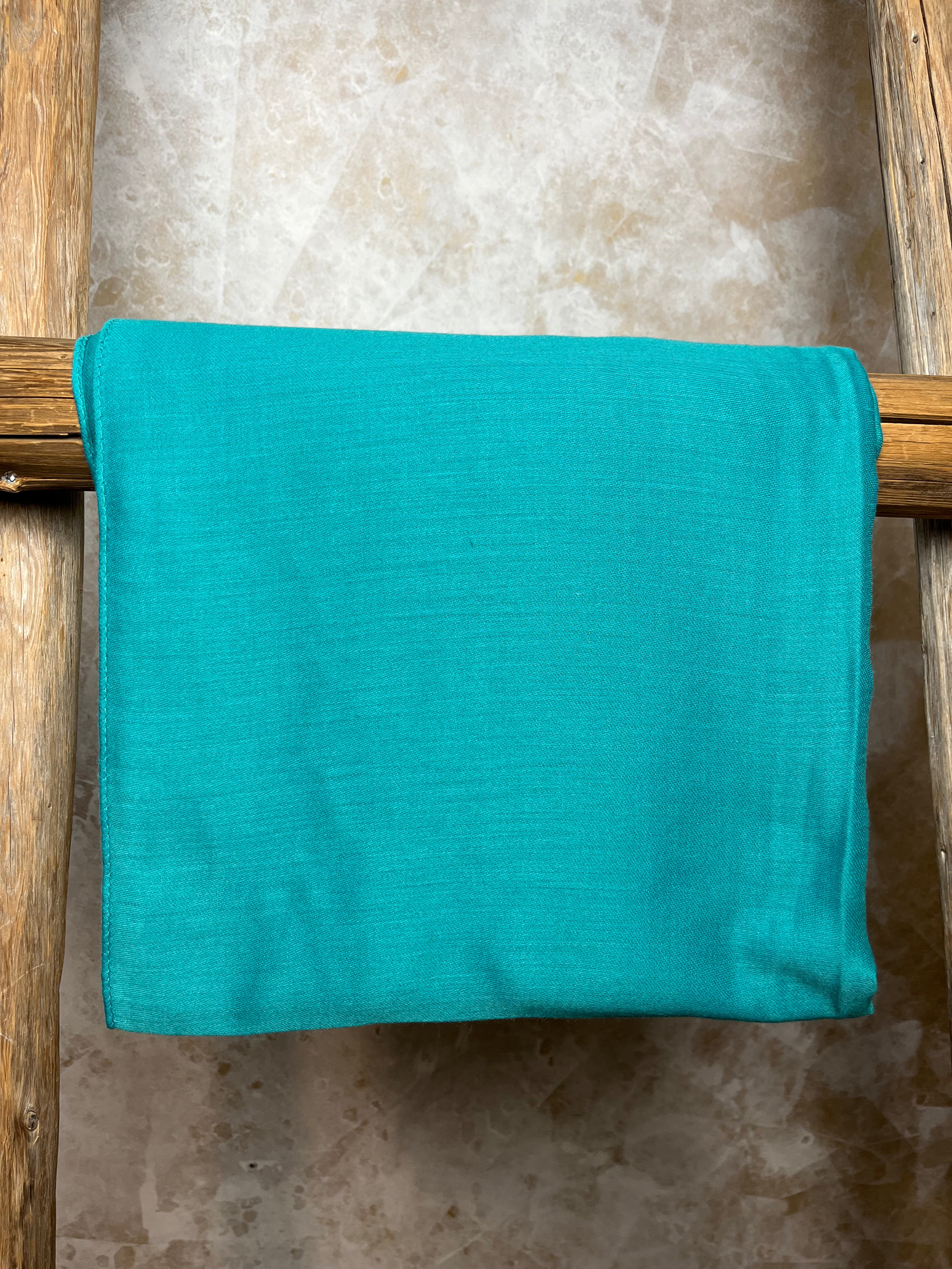 Yksivärinen huivi, eri värejä 1125