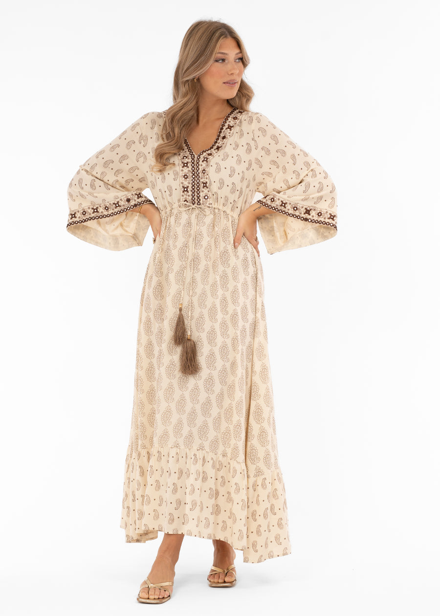 Naisten boheemi maksimekko paisley-kuviolla, kirjailu ja peilikoristeet, V-pääntie edessä ja takana, trumpettihihat ja frillahelma