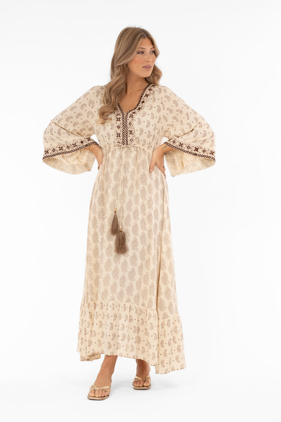 Naisten boheemi maksimekko paisley-kuviolla, kirjailu ja peilikoristeet, V-pääntie edessä ja takana, trumpettihihat ja frillahelma