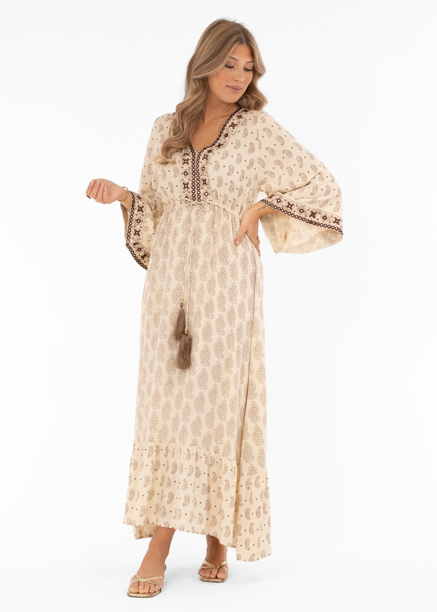 Naisten boheemi maksimekko paisley-kuviolla, kirjailu ja peilikoristeet, V-pääntie edessä ja takana, trumpettihihat ja frillahelma