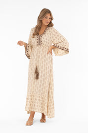 Naisten boheemi maksimekko paisley-kuviolla, kirjailu ja peilikoristeet, V-pääntie edessä ja takana, trumpettihihat ja frillahelma